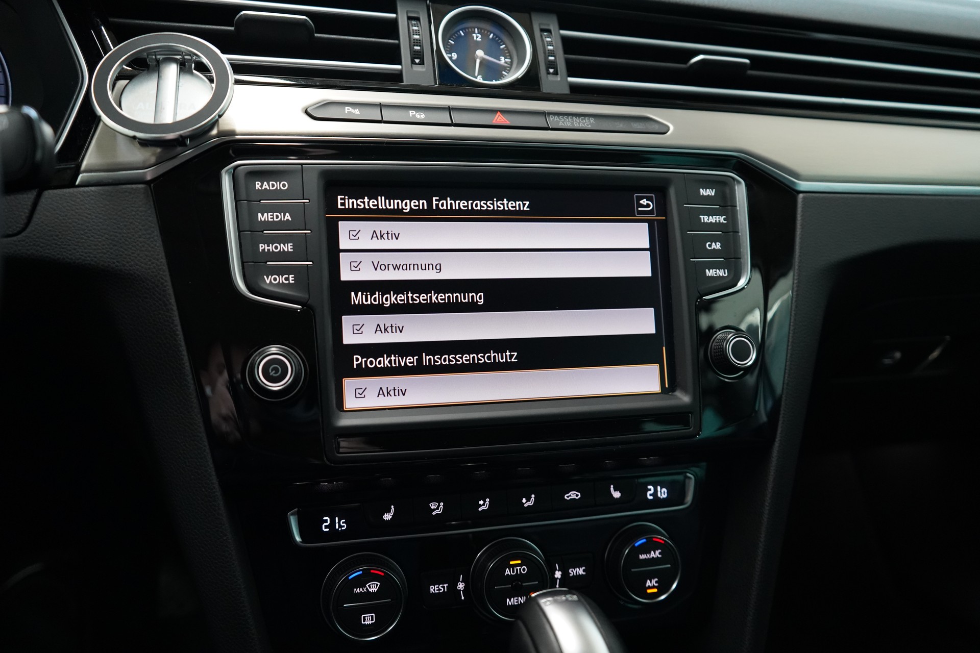 VW Passat Variant 2.0 TDI BMT High. DSG 4Motion - 23