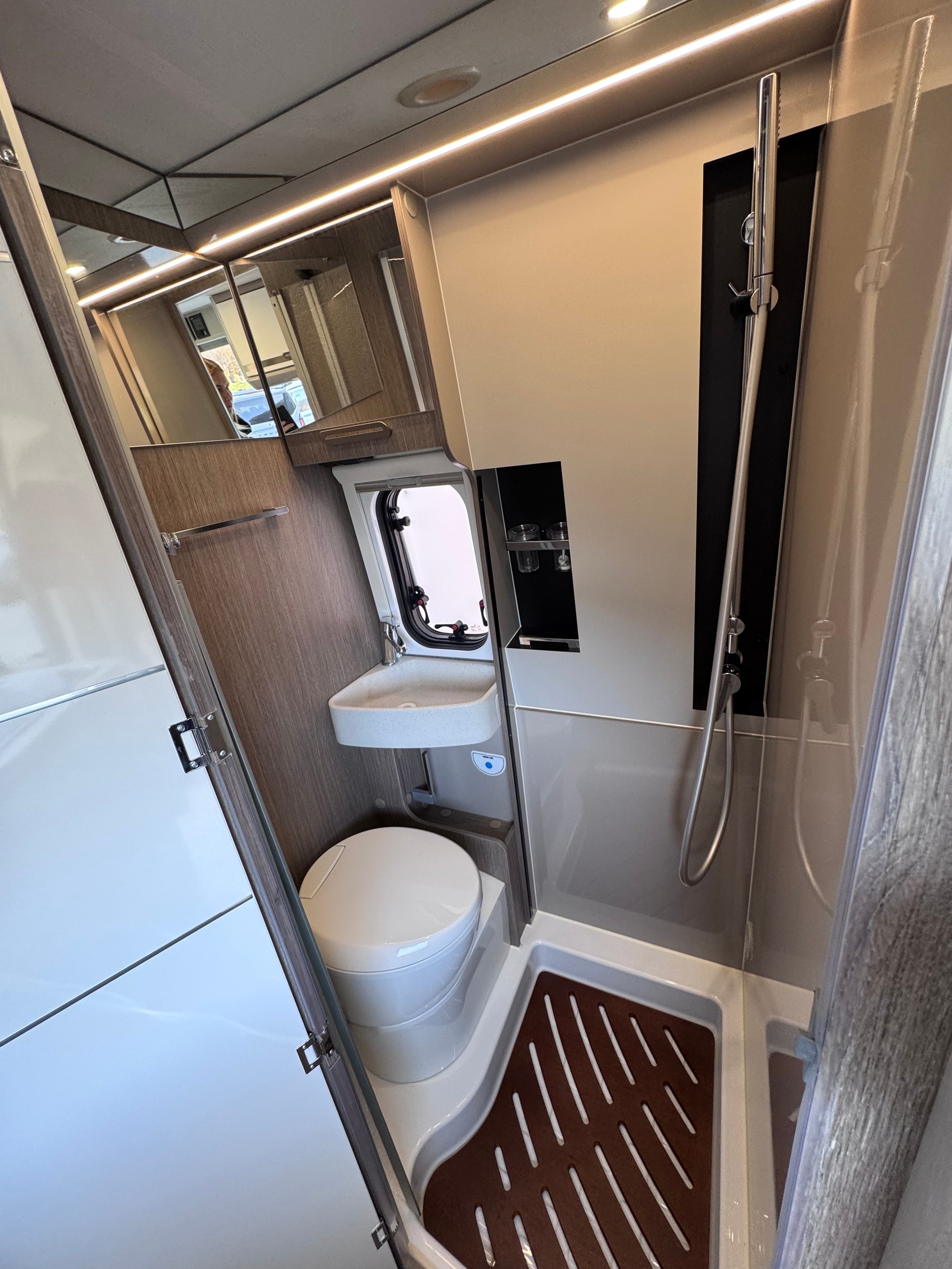 CHALLENGER V210 Road Edition Premium - 11