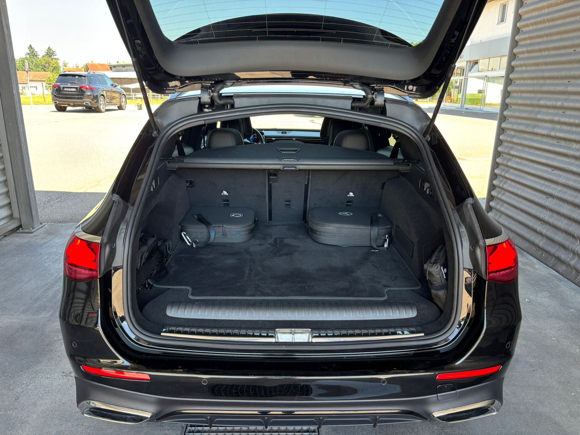 MERCEDES-BENZ E 300 de AMG-Line 4Matic Kombi - 12