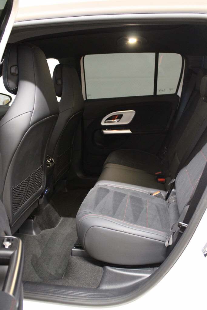 MERCEDES-BENZ GLB 350 4Matic with EQ Technology - 13