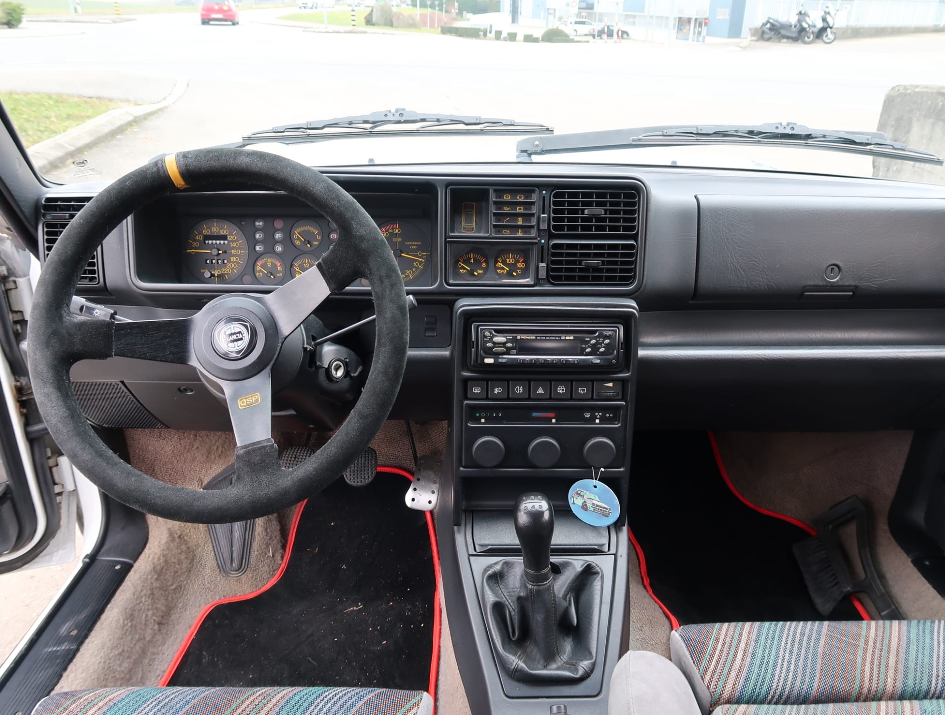 LANCIA Delta HF Integrale ABS - Etat d'origine remarquable - Ligne magistrale et combinaison de couleurs Martini (vétéran) - 13