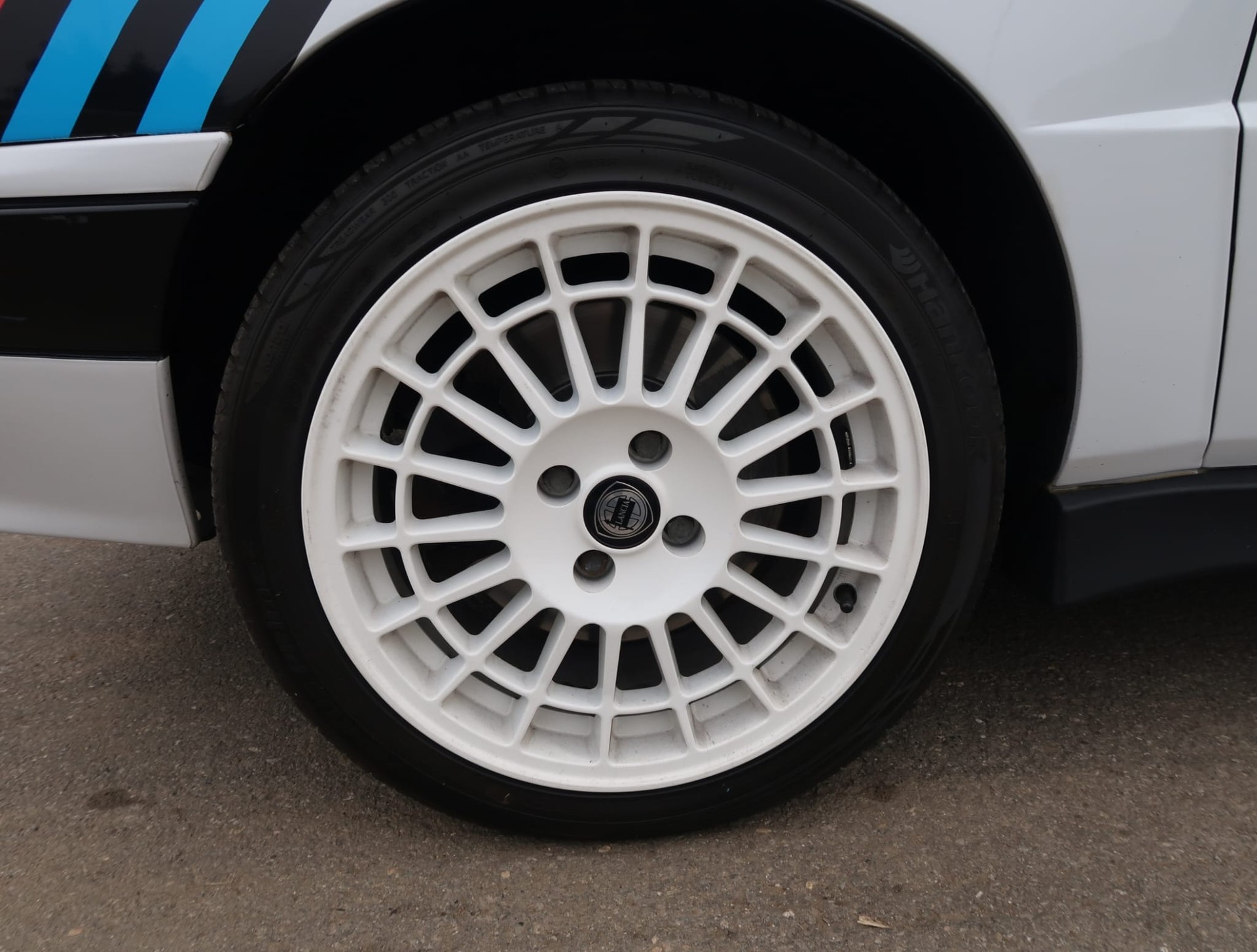LANCIA Delta HF Integrale ABS - Etat d'origine remarquable - Ligne magistrale et combinaison de couleurs Martini (vétéran) - 26