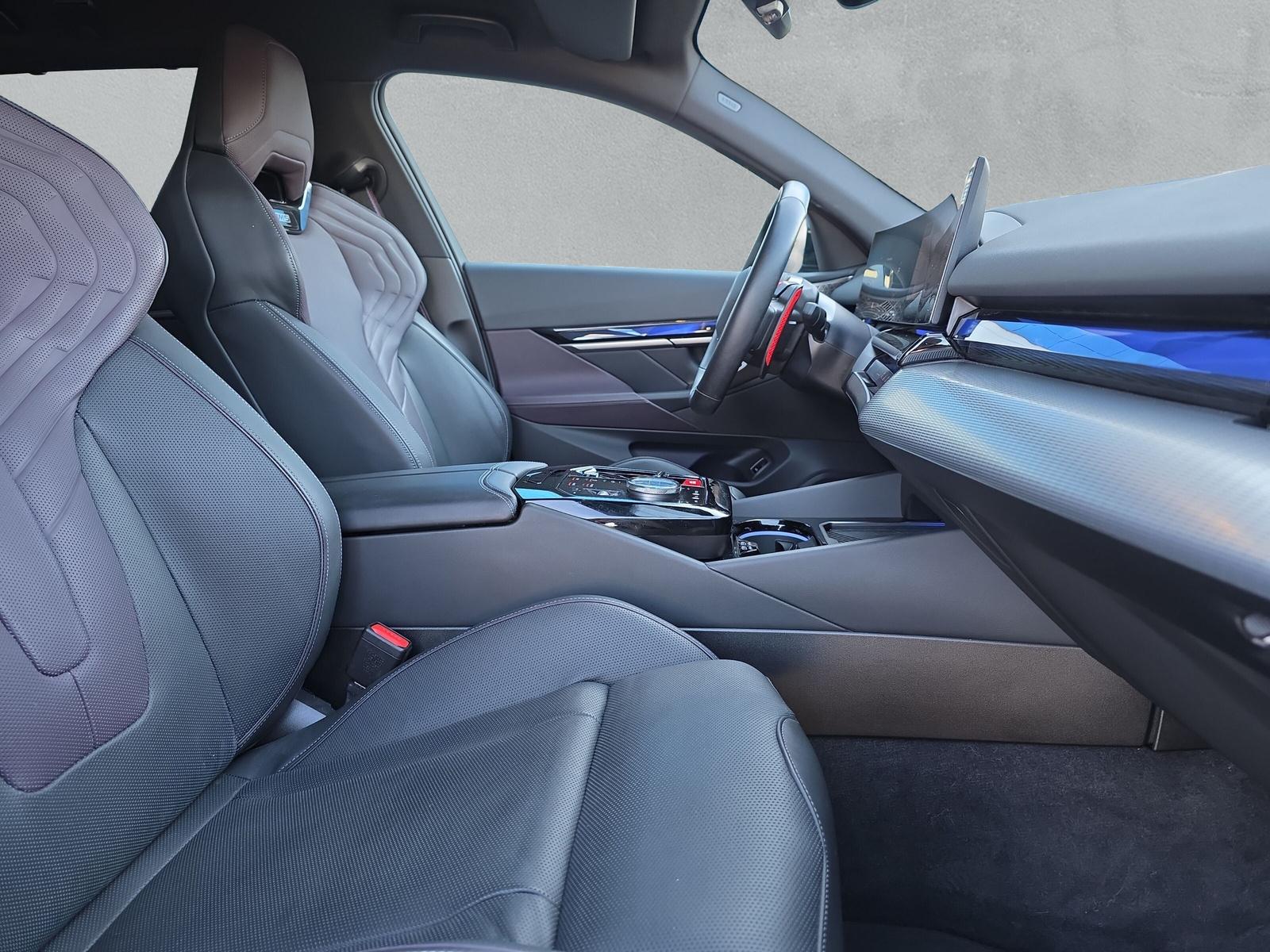 BMW M5 xDrive Touring (CH) * Individual Storm Bay * - 14