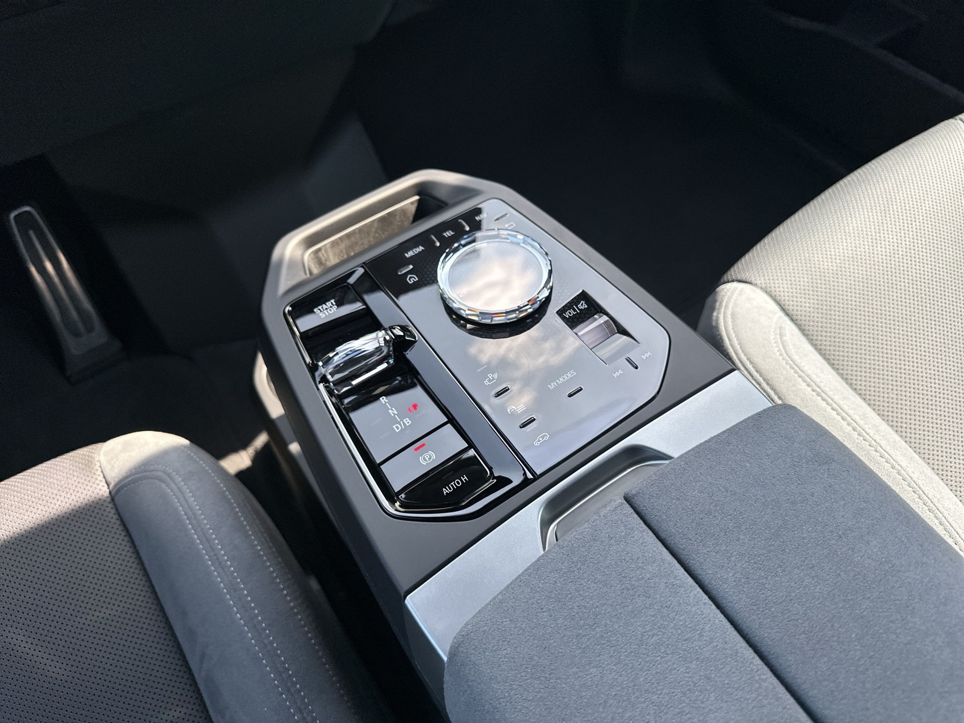 BMW iX xDrive60 M Sport Pro - 13