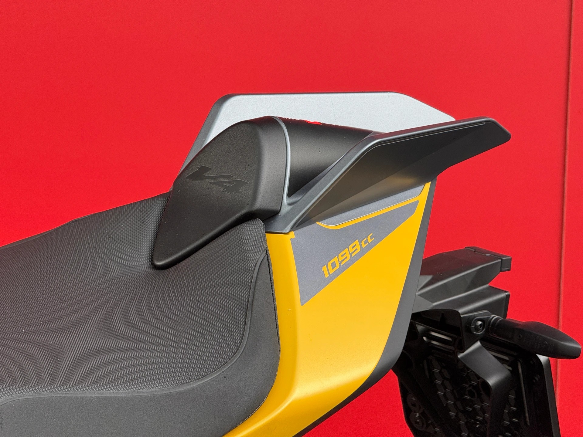APRILIA Tuono V4 1100 - 10