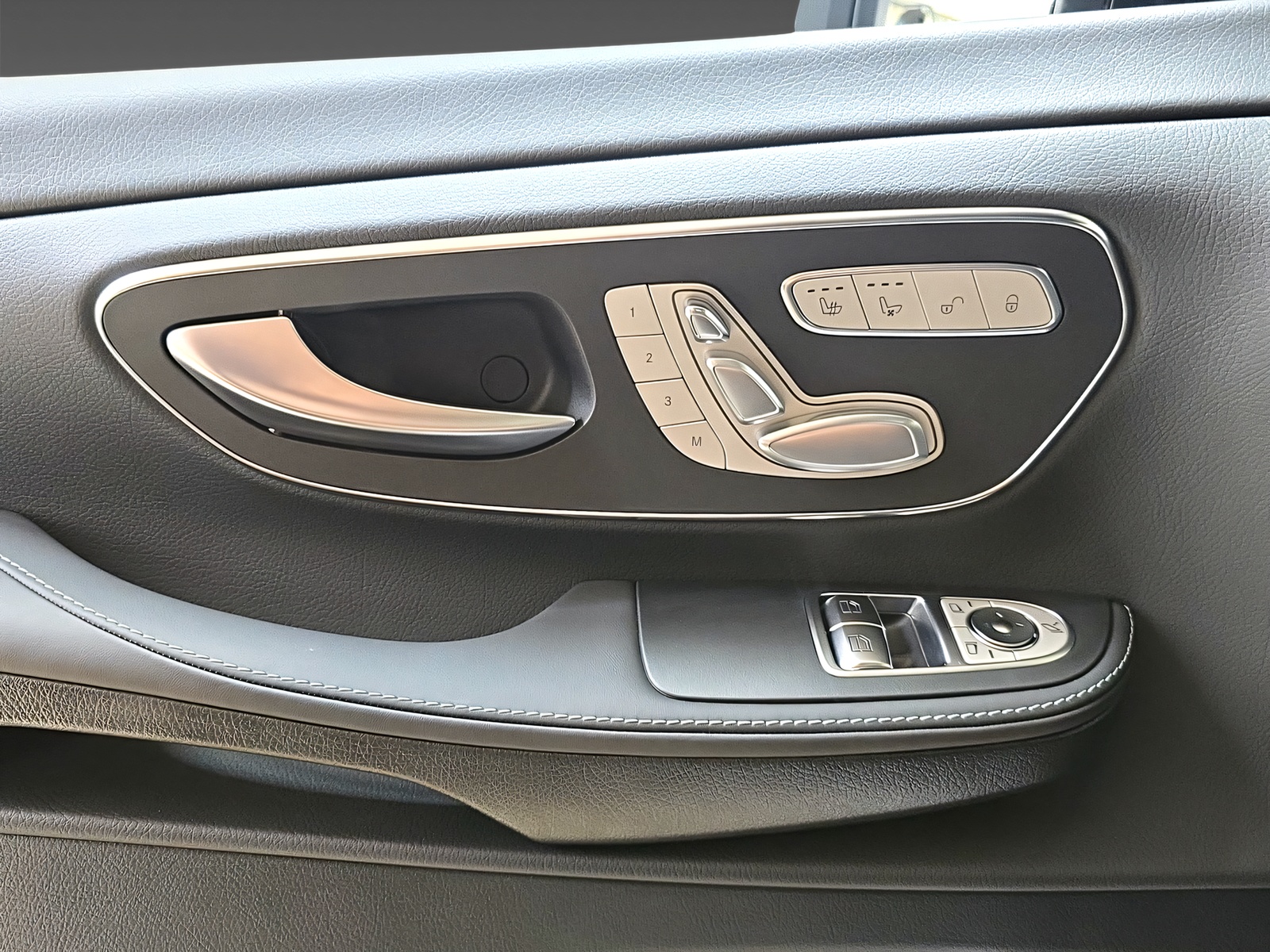 MERCEDES-BENZ V 300 d 4Matic Swiss Edition - 10