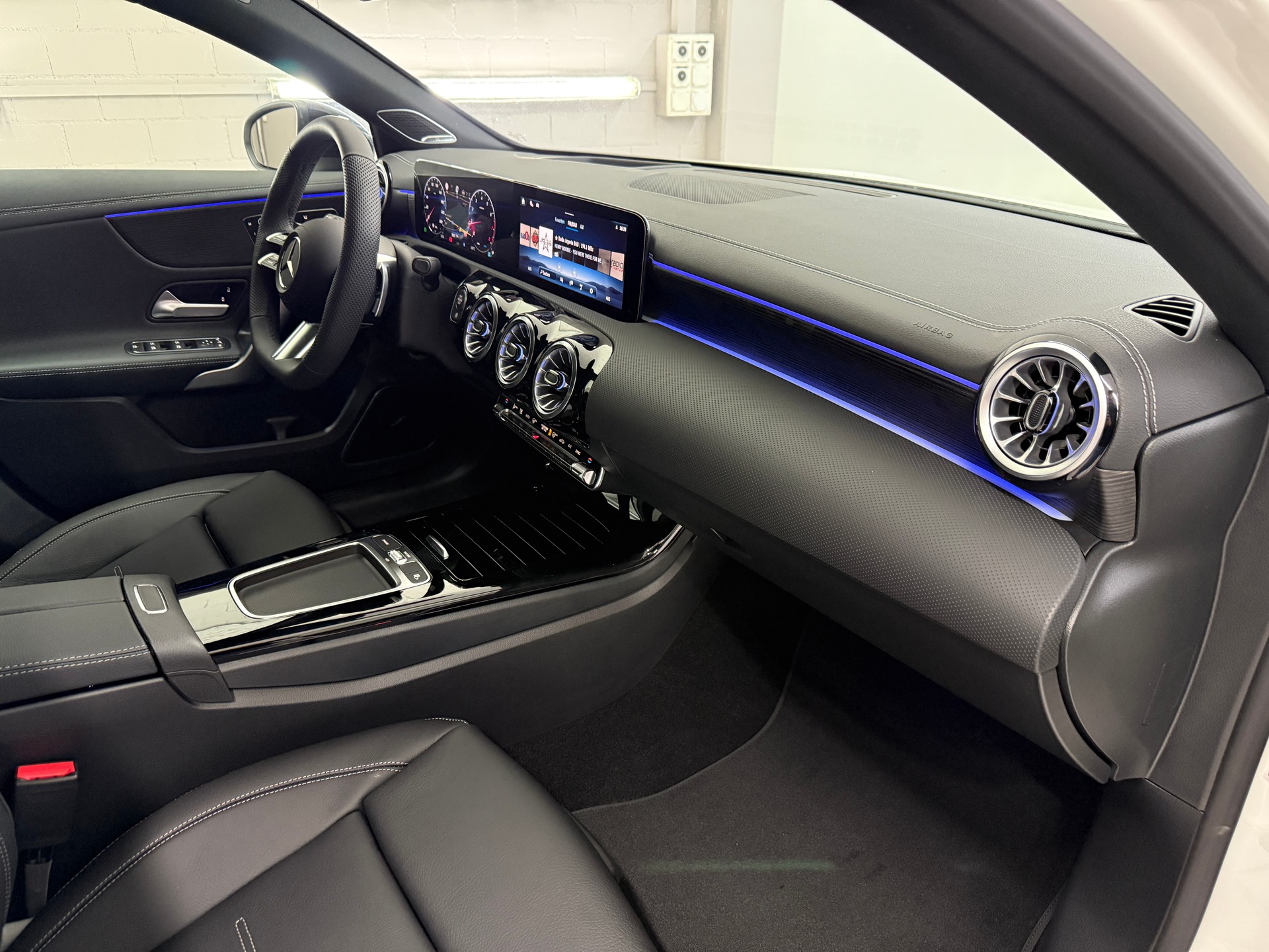 MERCEDES-BENZ A 250 4MATIC Kompaktlimousine - 11