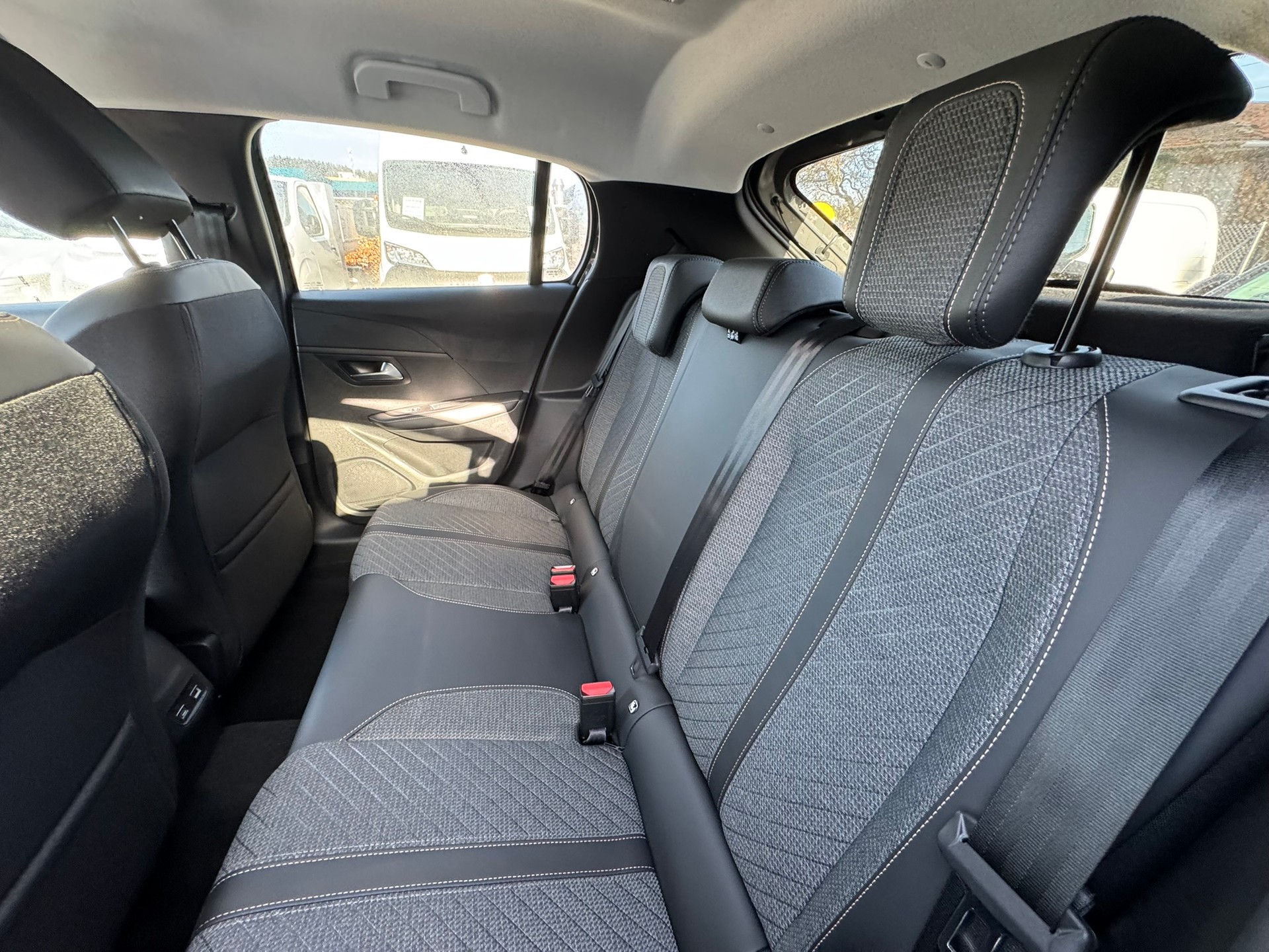 PEUGEOT 208 1.2 MHEV 110 Allure Premium - 8