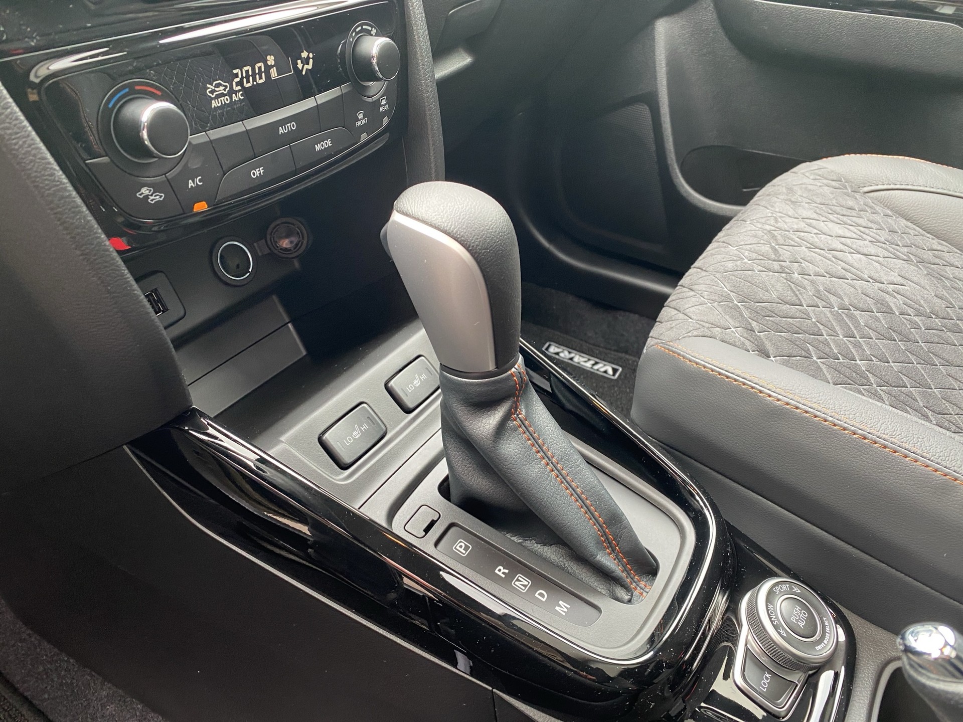 SUZUKI Vitara 1.4 Boosterjet Black Edition Top 4x4 Hybrid Automatic - 19