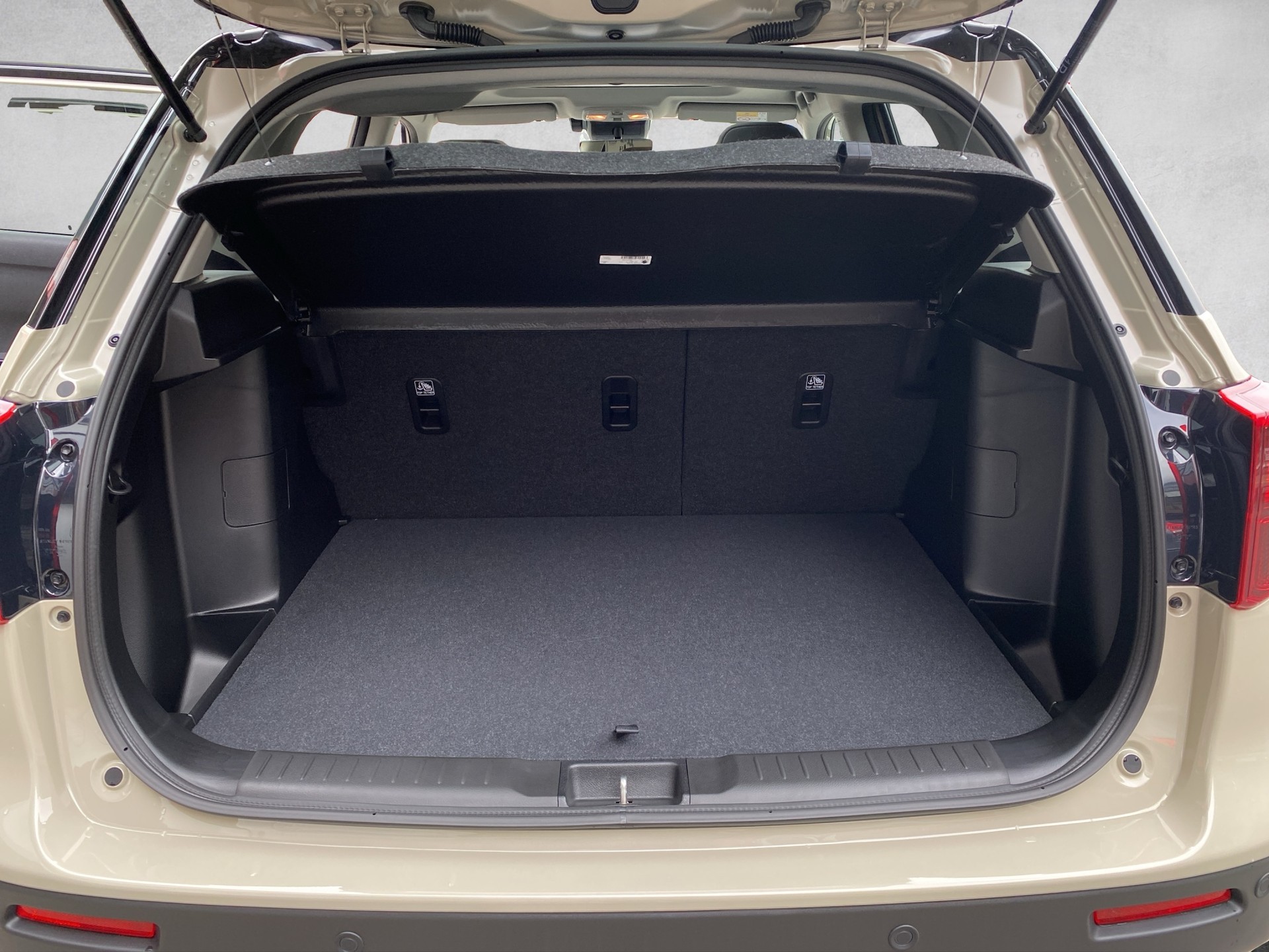 SUZUKI Vitara 1.4 Boosterjet Black Edition Top 4x4 Hybrid Automatic - 23