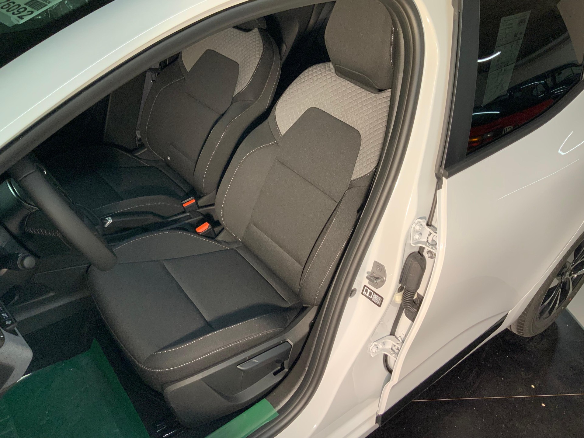 MITSUBISHI Colt 1.6 HEV Invite+ - 9