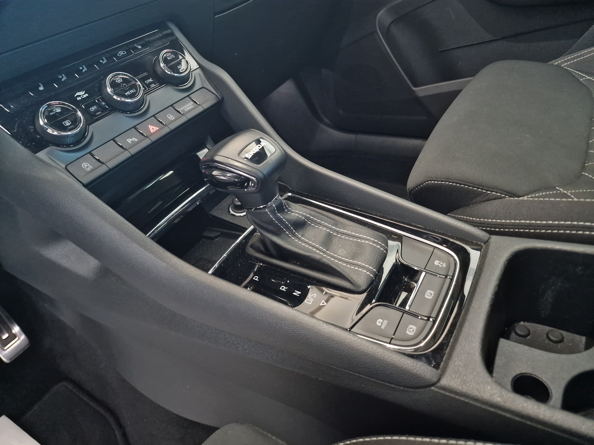 SKODA Karoq 1.5 TSI SportLine DSG 8xAlu AHK1.5t 24Mt Gara - 22