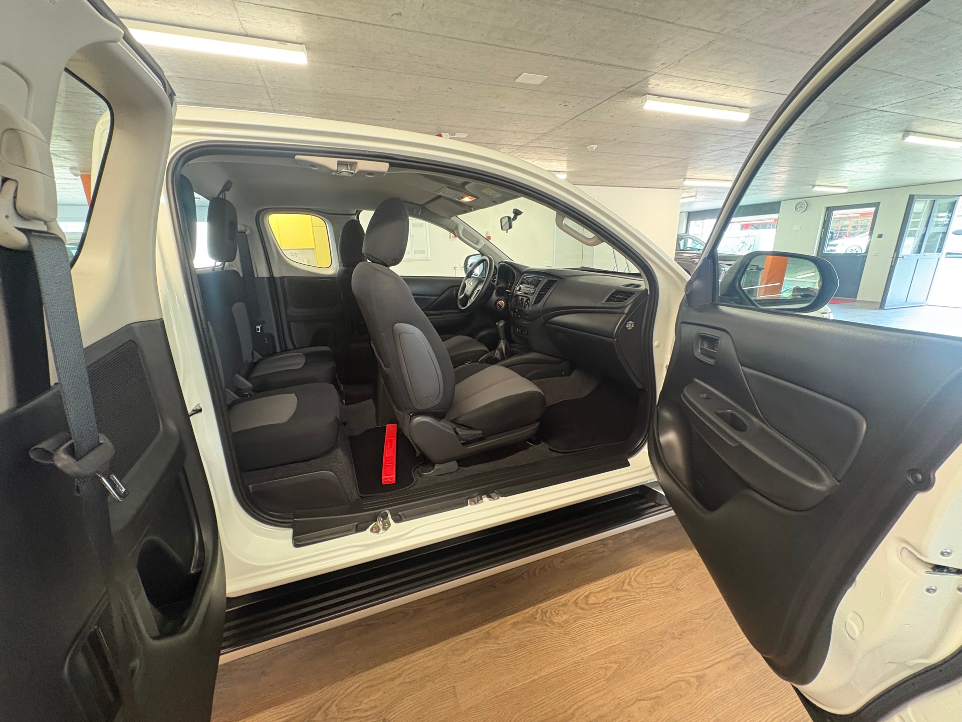 MITSUBISHI L 200 2.2 Value Club Cab - 11