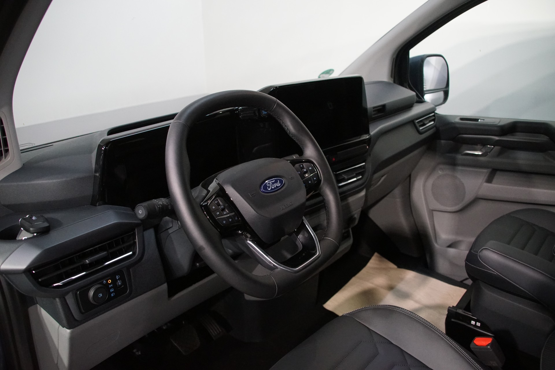 FORD Tourneo Bus 320 L1H1 Titanium Automat - 14