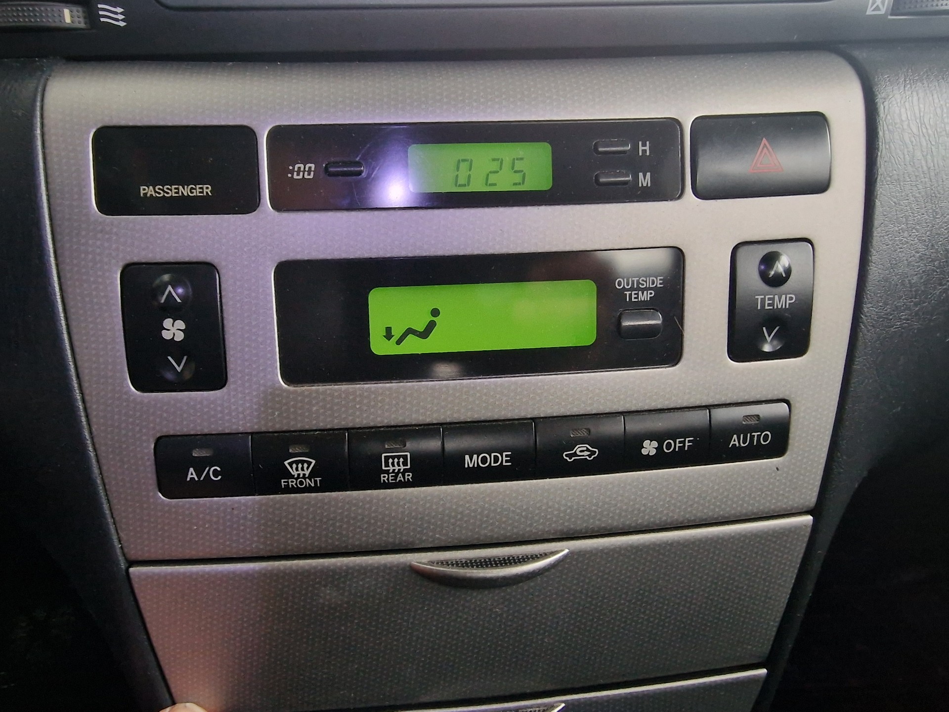 TOYOTA Corolla 1.6 Linea Terra 12Mt Gara MFK Neu - 13