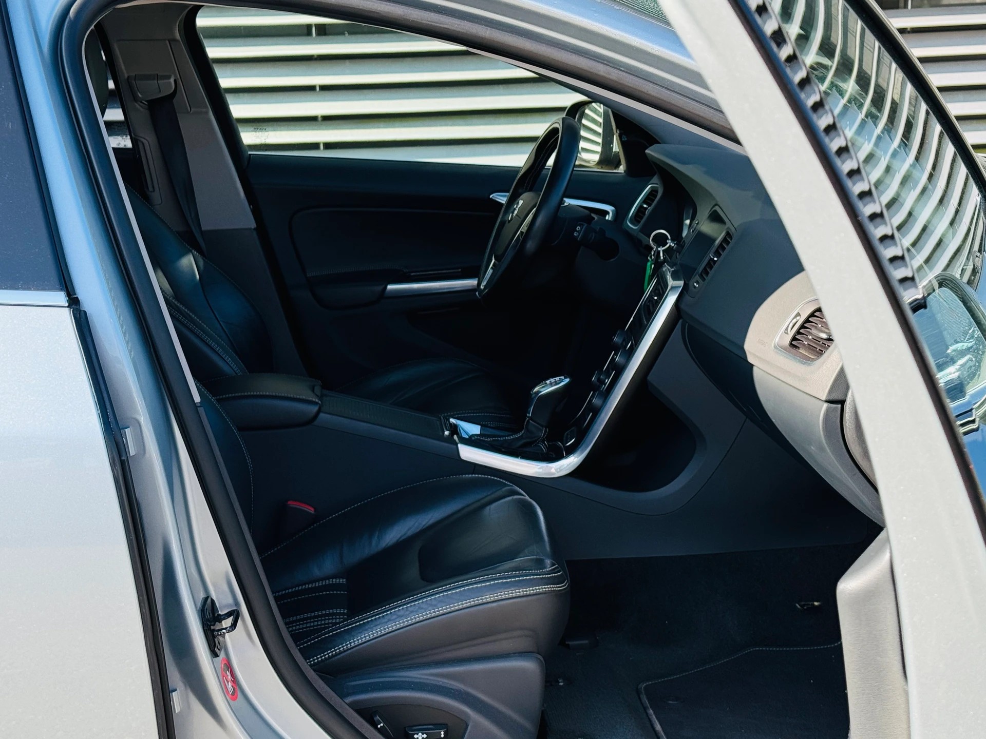 VOLVO V60 D6 AWD Plug-in Hybrid Pure Limited Geartronic - 8