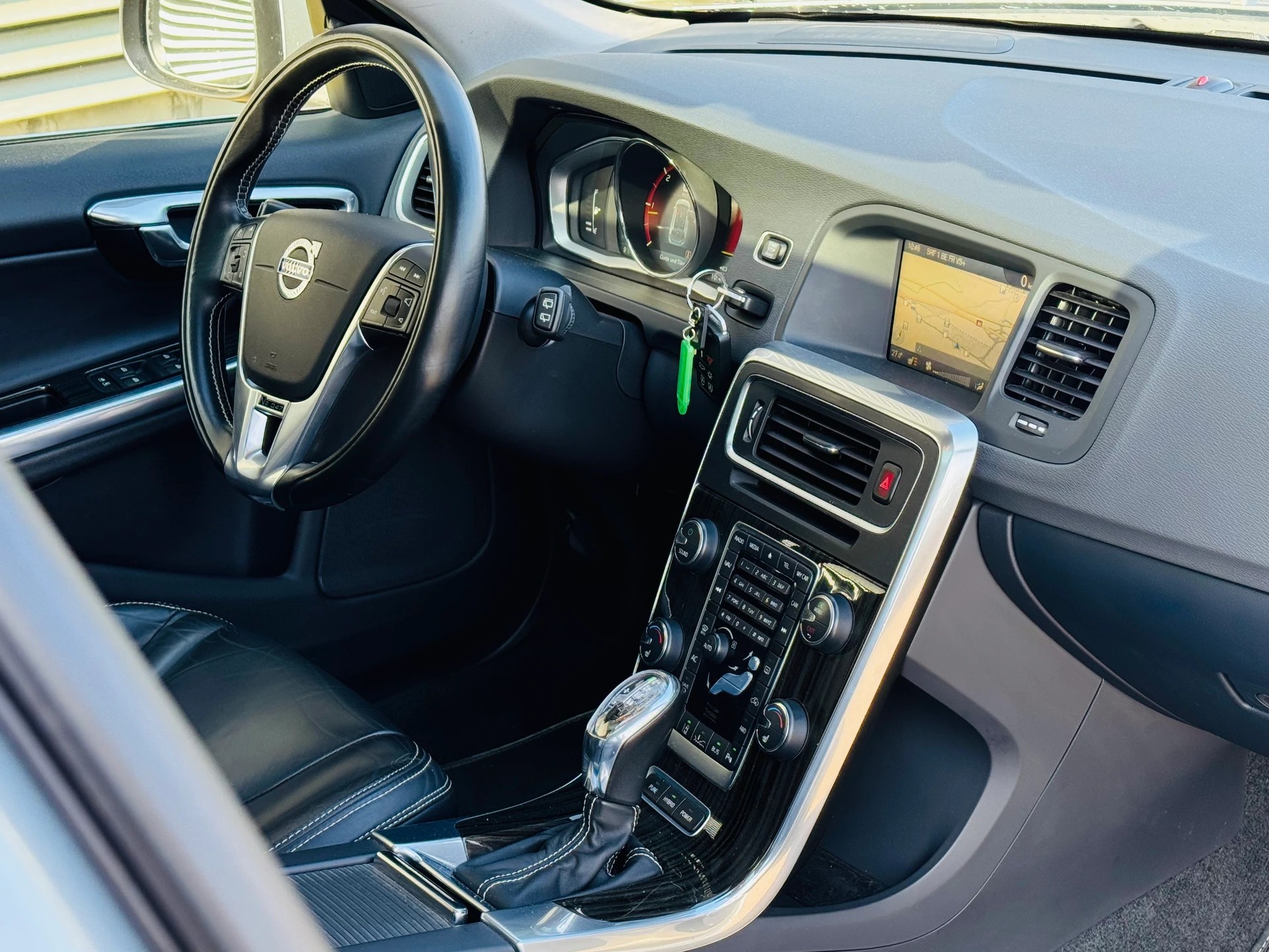 VOLVO V60 D6 AWD Plug-in Hybrid Pure Limited Geartronic - 6