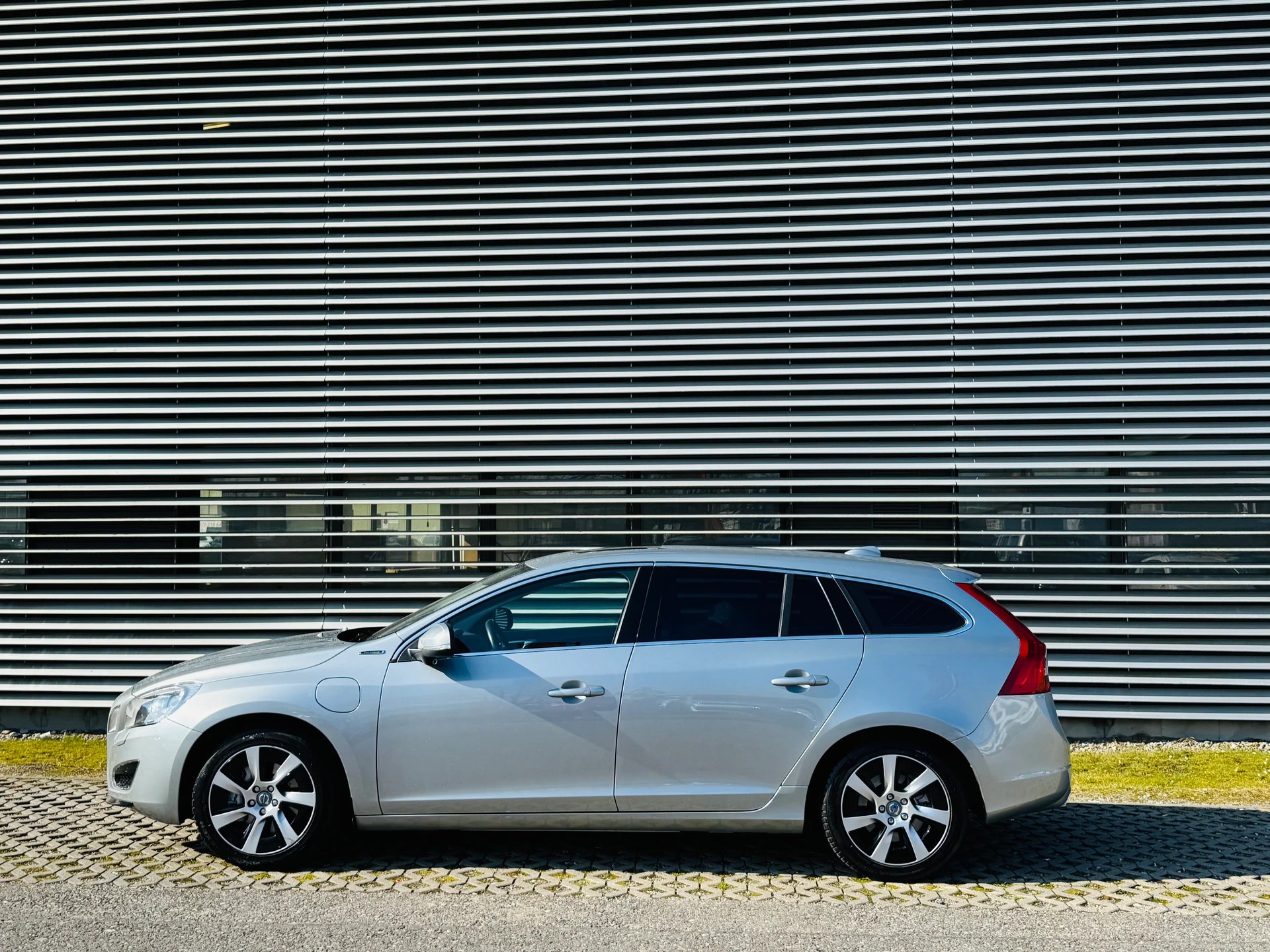VOLVO V60 D6 AWD Plug-in Hybrid Pure Limited Geartronic - 10