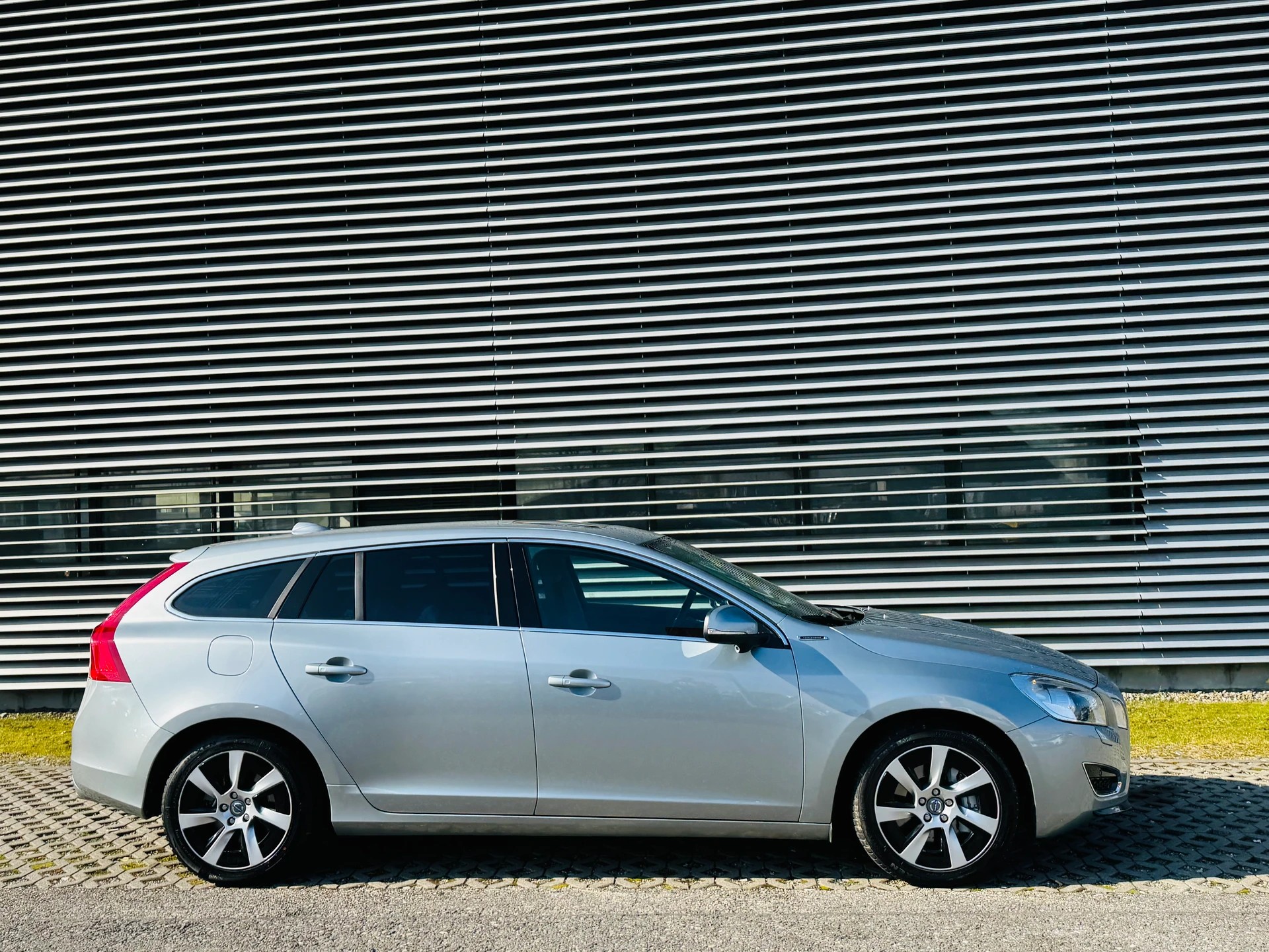 VOLVO V60 D6 AWD Plug-in Hybrid Pure Limited Geartronic - 2