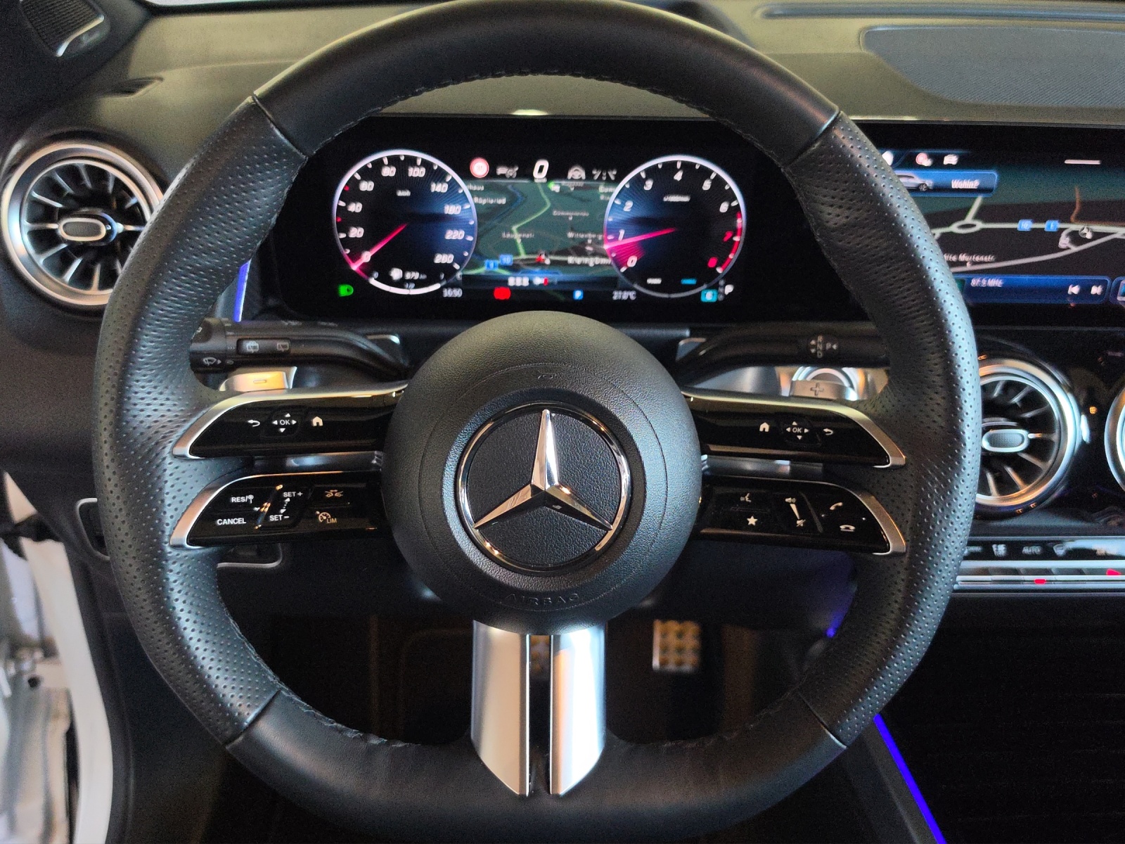 MERCEDES-BENZ GLB 220 4Matic AMG Line 8G-Tronic - 12