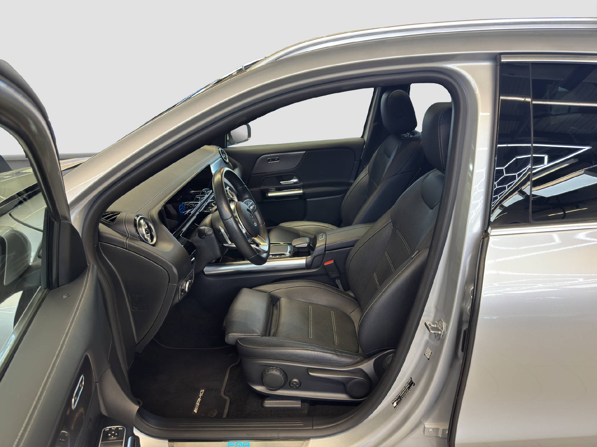 MERCEDES-BENZ EQA 300 Swiss Star AMG Line 4MATIC - 8