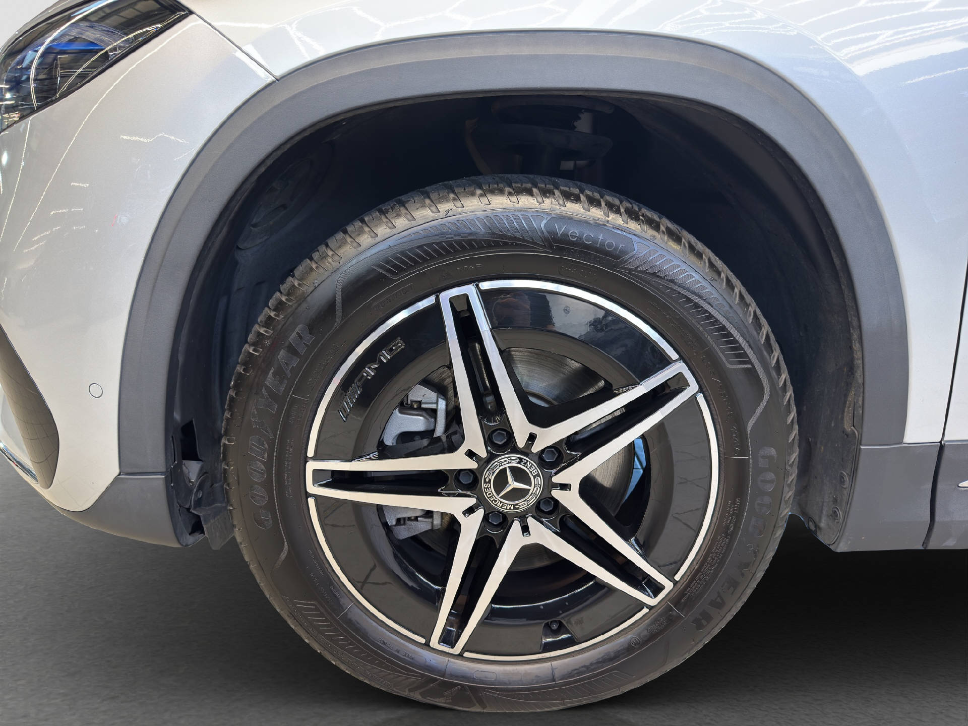 MERCEDES-BENZ EQA 300 Swiss Star AMG Line 4MATIC - 7