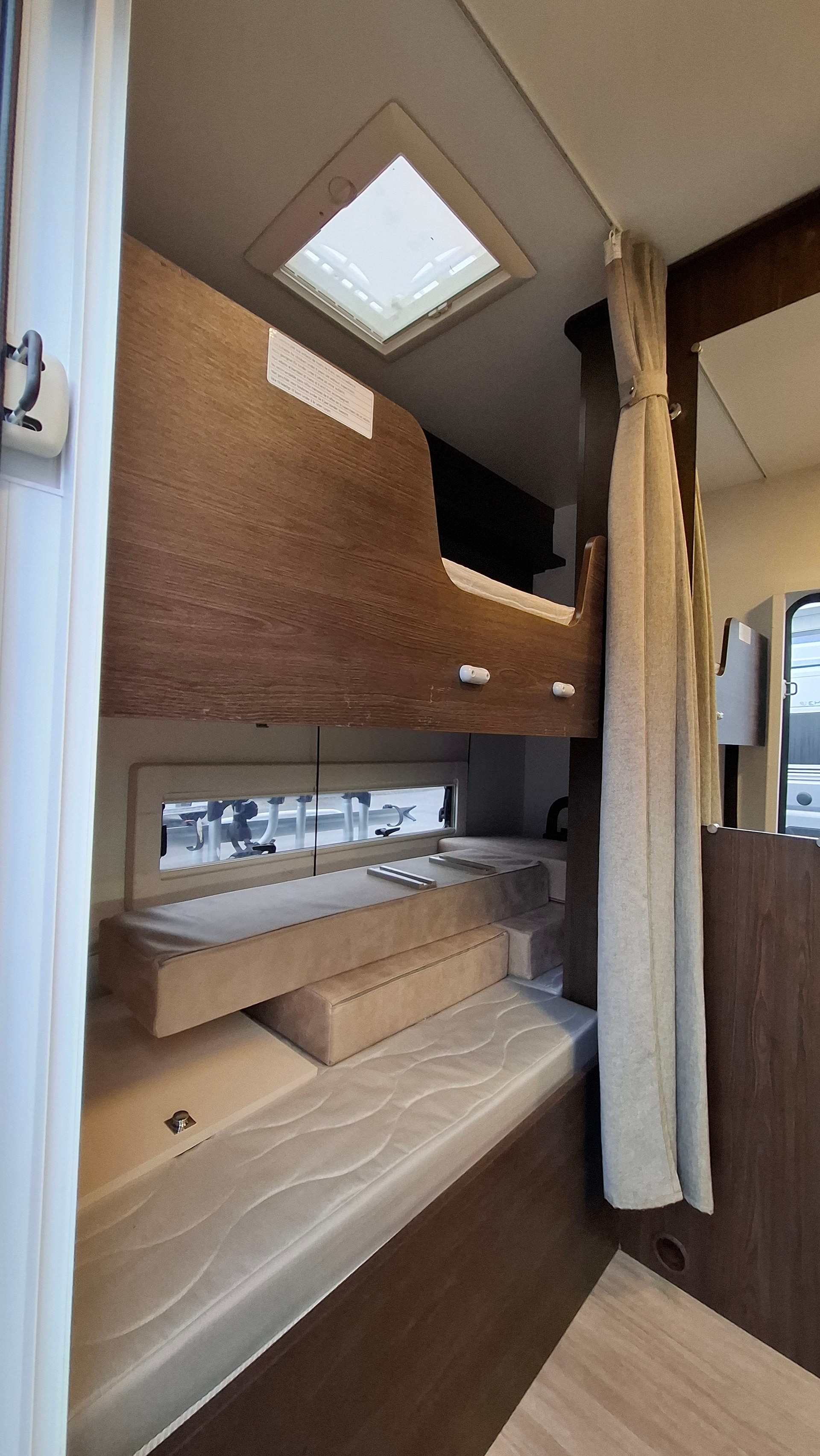 BENIMAR Sport 323 6 places (panneau solaire, marquise, porte-vélos, crochet d'attelage) - 8