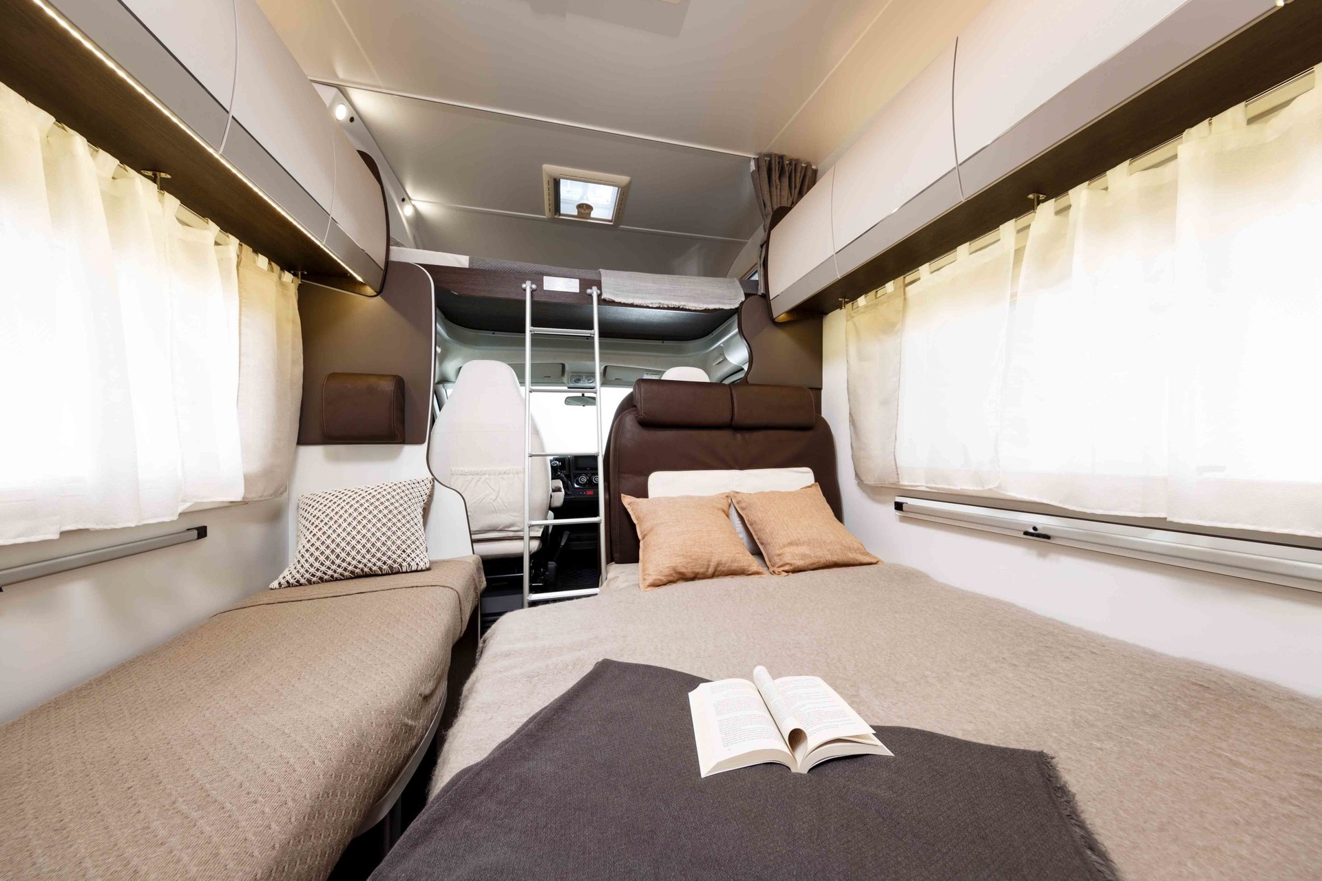 BENIMAR Sport 323 6 places (panneau solaire, marquise, porte-vélos, crochet d'attelage) - 11