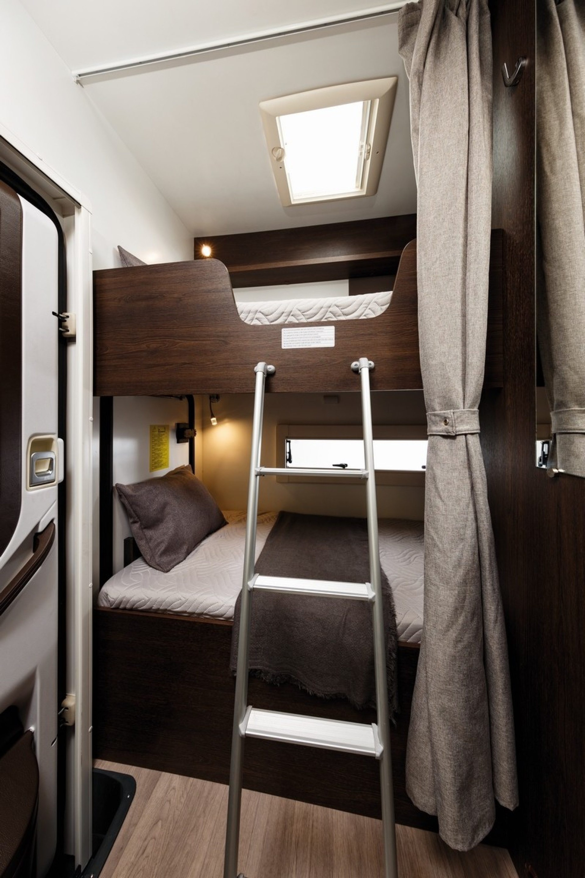 BENIMAR Sport 323 6 places (panneau solaire, marquise, porte-vélos, crochet d'attelage) - 10