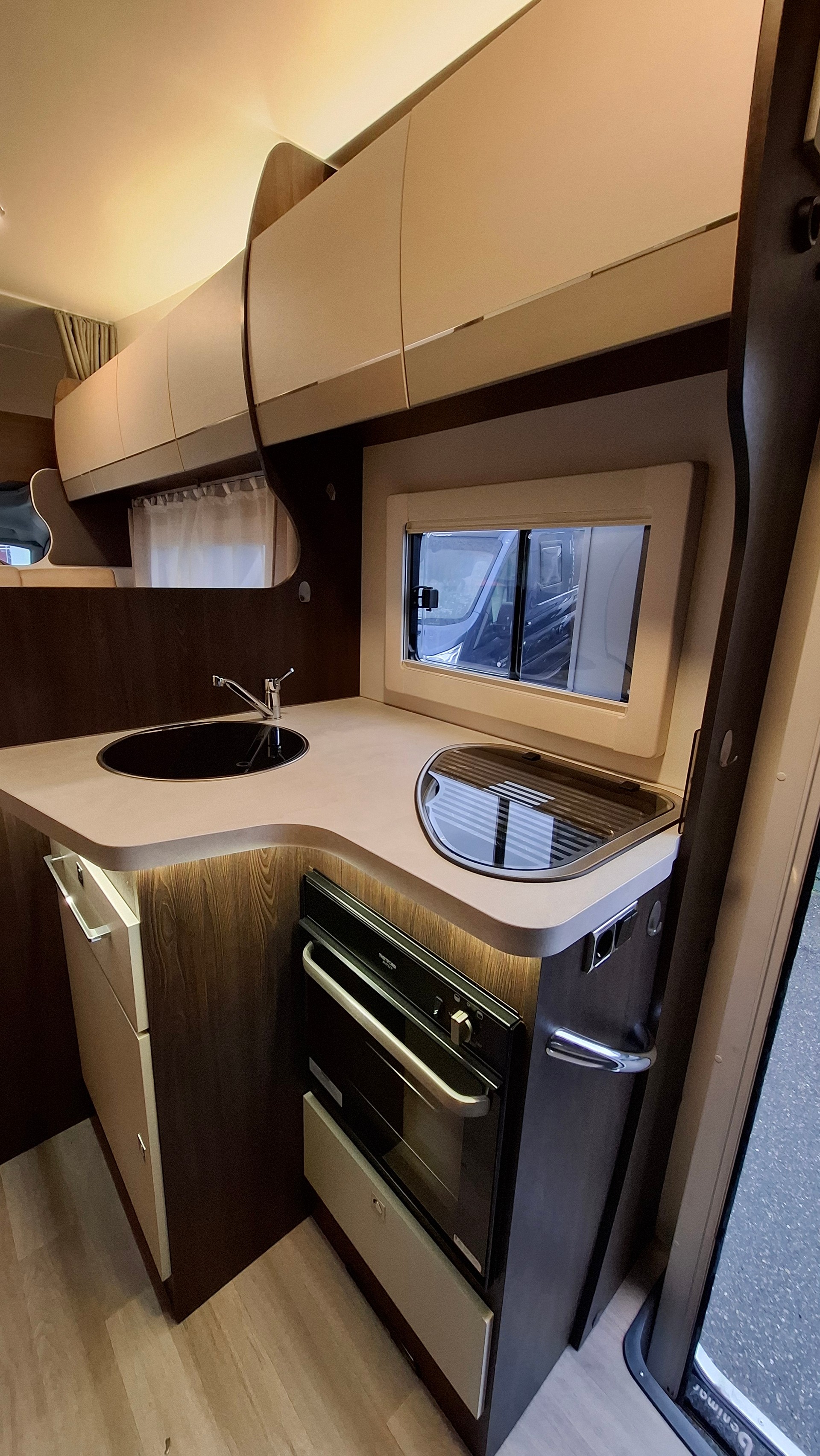 BENIMAR Sport 323 6 places (panneau solaire, marquise, porte-vélos, crochet d'attelage) - 7