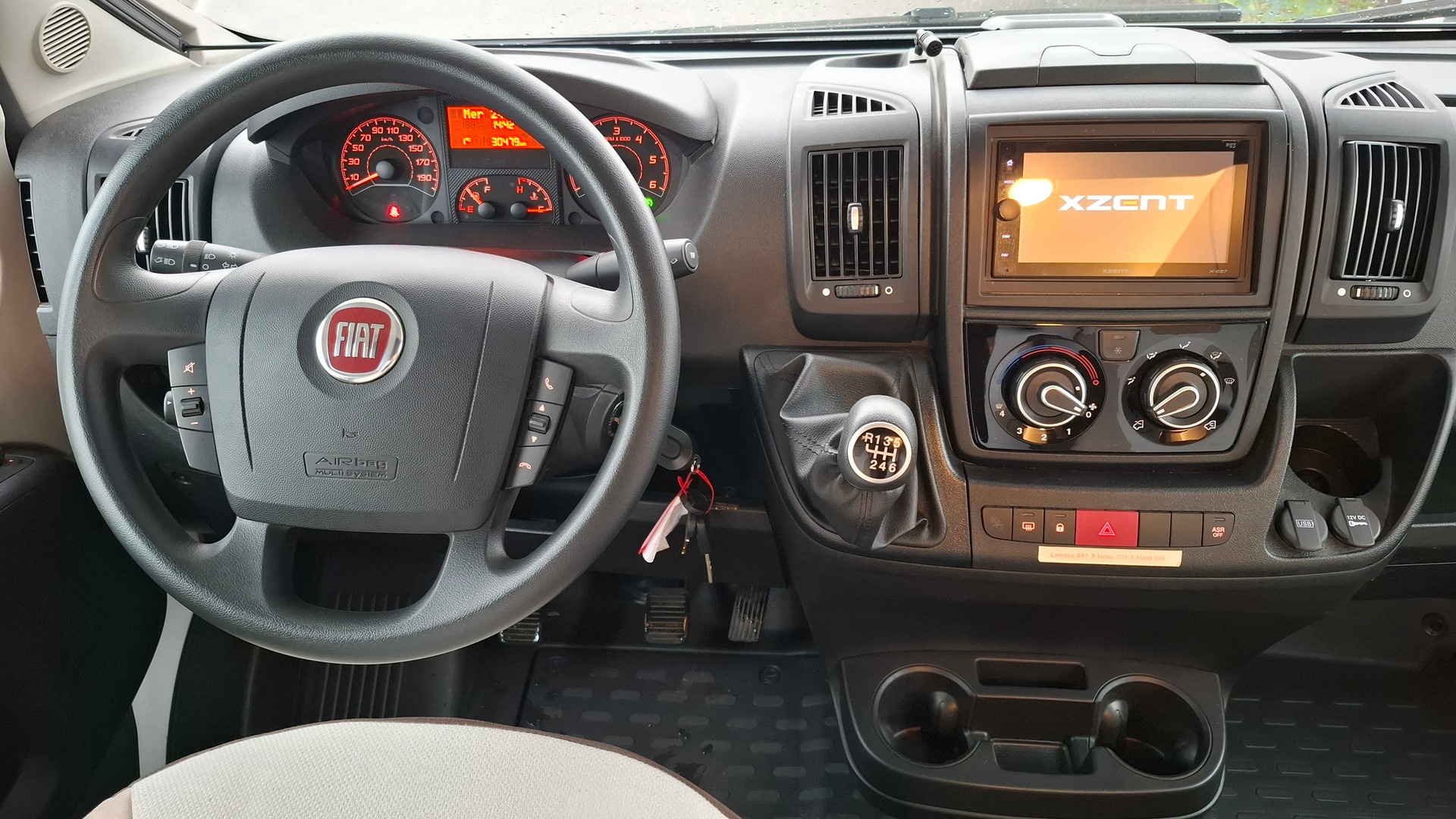 BENIMAR Sport 323 6 places (panneau solaire, marquise, porte-vélos, crochet d'attelage) - 4