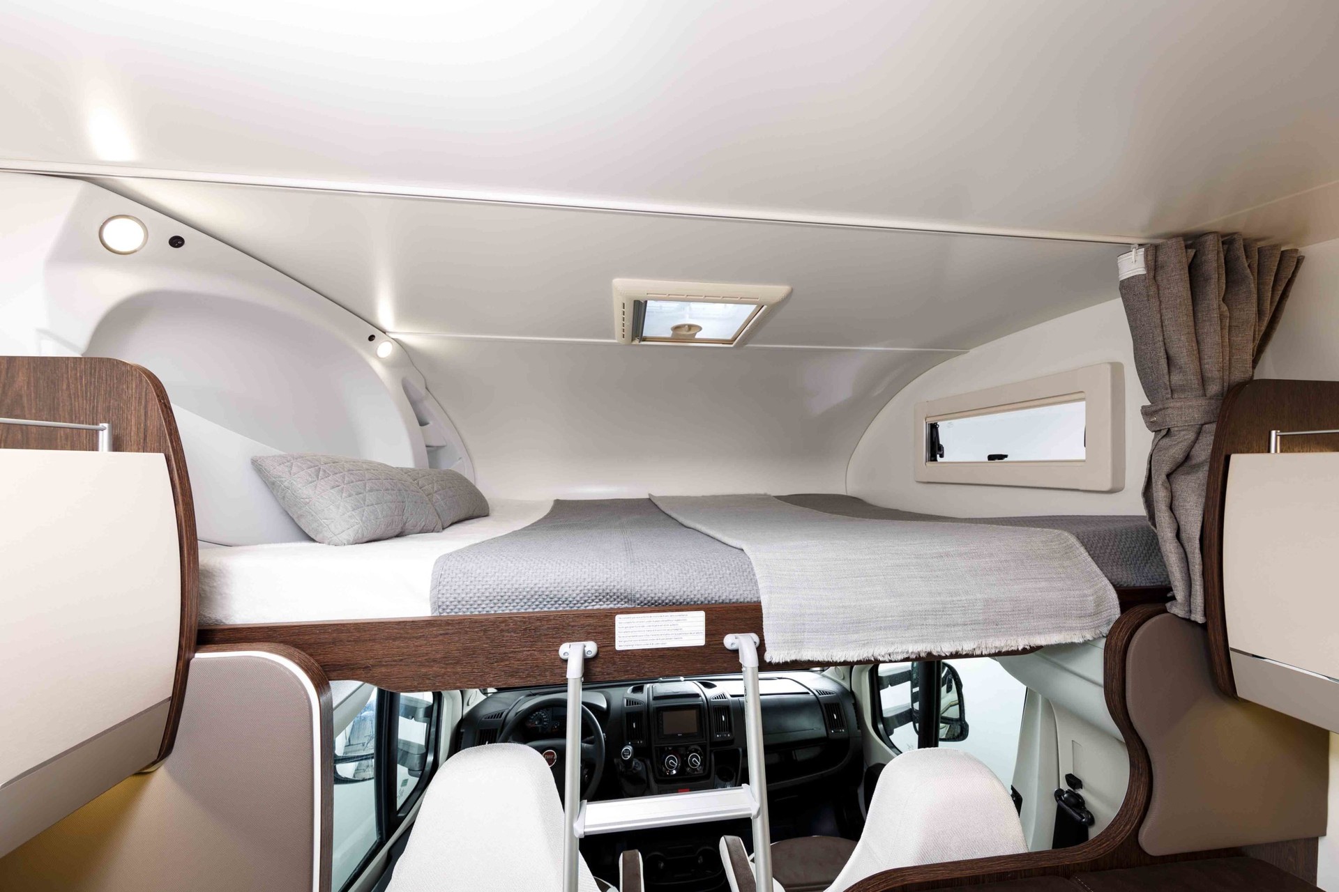 BENIMAR Sport 323 6 places (panneau solaire, marquise, porte-vélos, crochet d'attelage) - 12