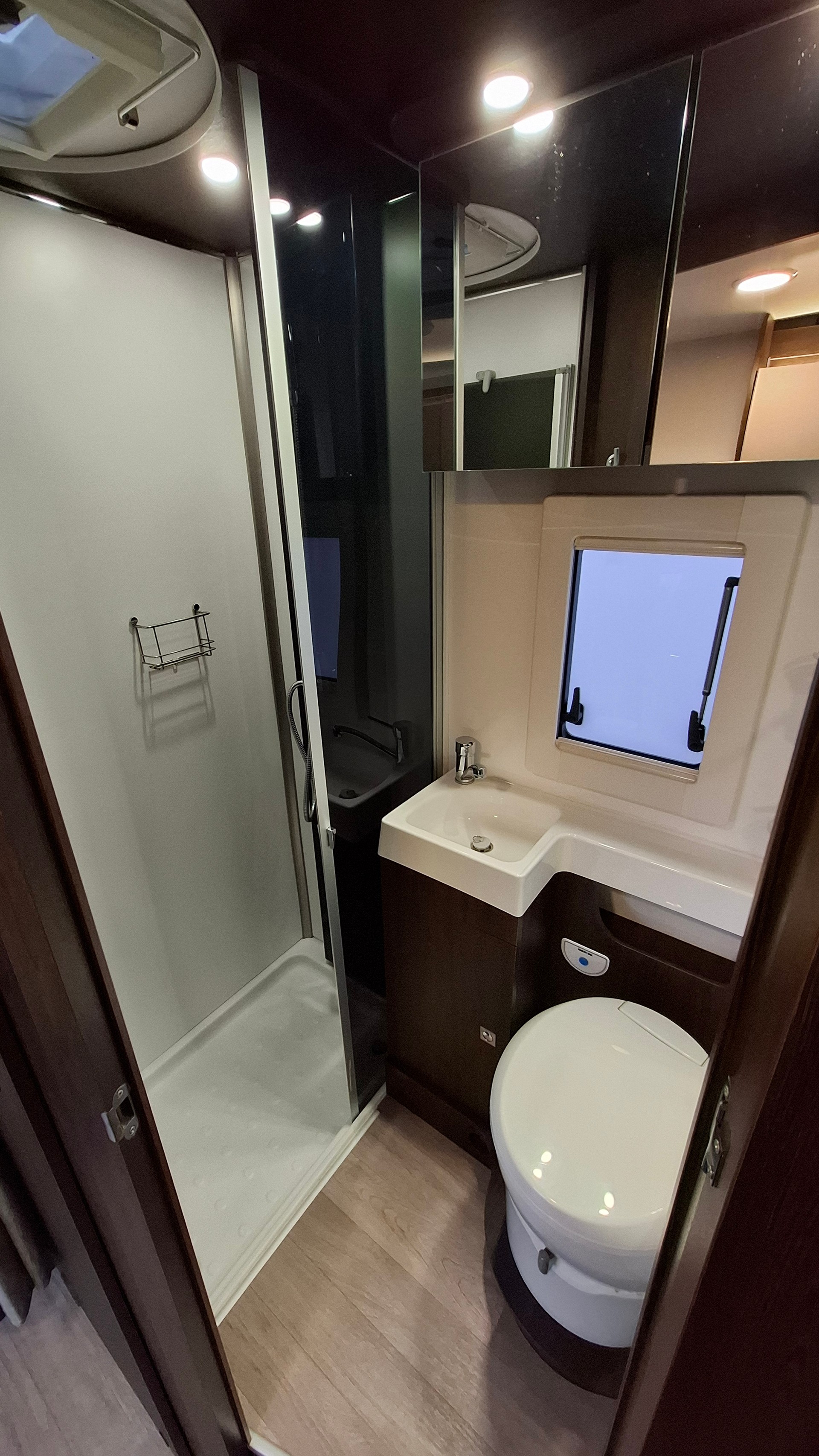 BENIMAR Sport 323 6 places (panneau solaire, marquise, porte-vélos, crochet d'attelage) - 9