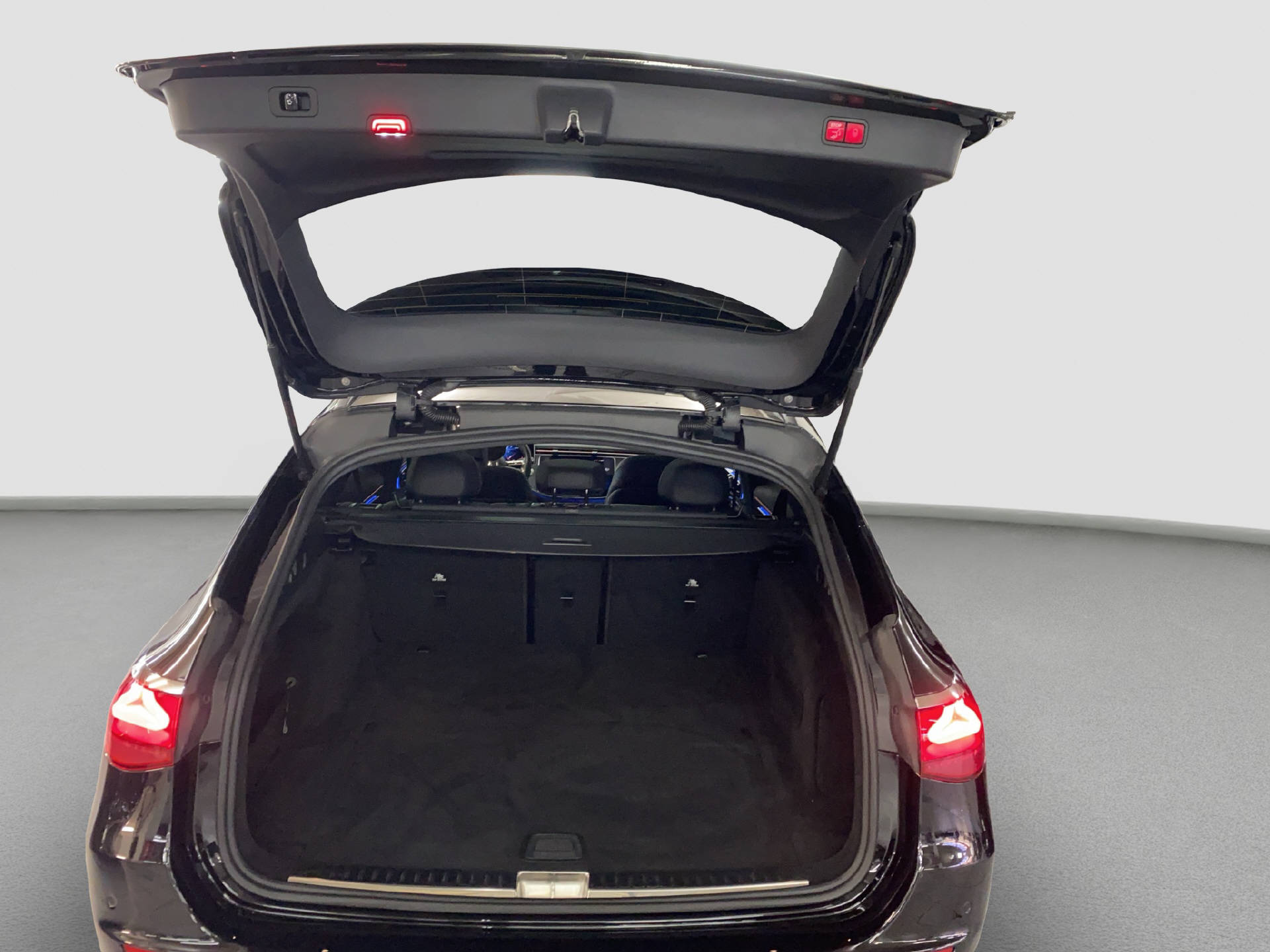 MERCEDES-BENZ E 220 d AMG Line 4MATIC Kombi - 14