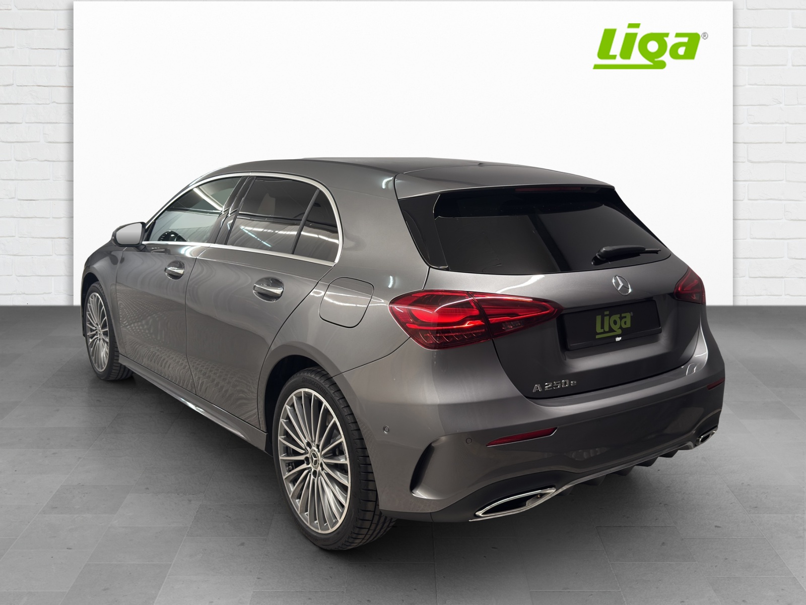 MERCEDES-BENZ A 250 e AMG Line EQ Star - 4