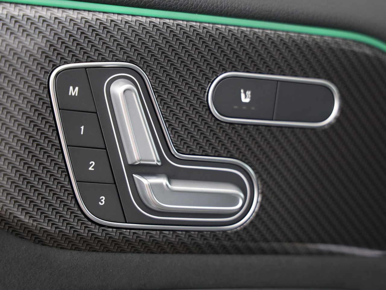 MERCEDES-BENZ GLA 200 7G-DCT - 16