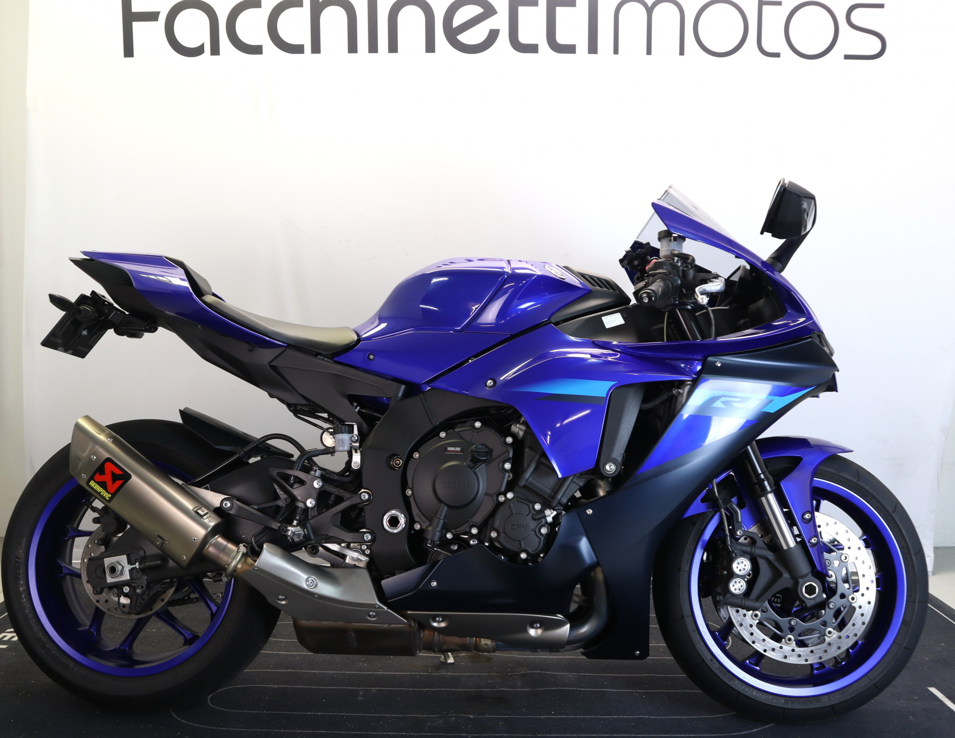 YAMAHA R1