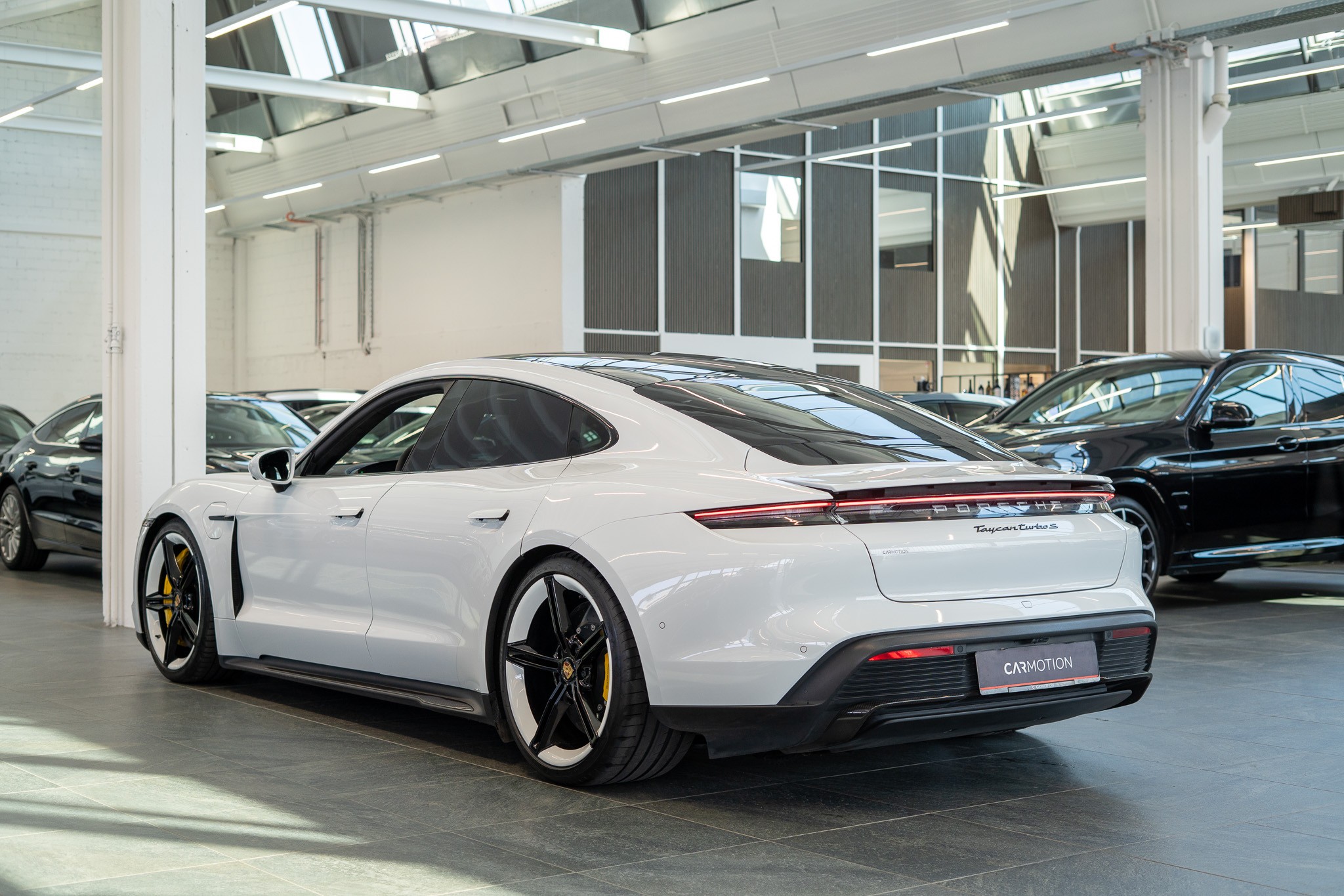 Taycan Turbo S / CH-Fahrzeug / Keramik Brems-Anlage / Panorama / Alcantara Lenkrad / Sport Chrono