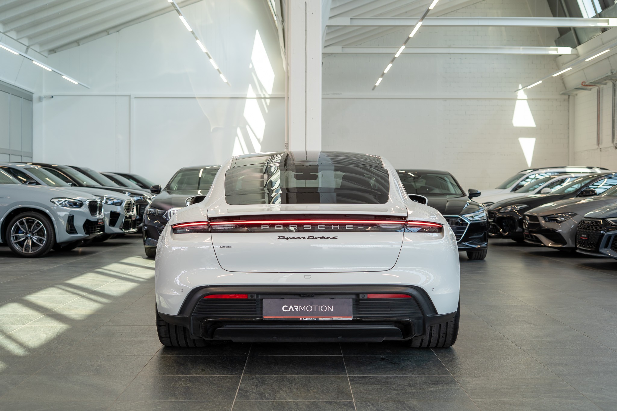 Taycan Turbo S / CH-Fahrzeug / Keramik Brems-Anlage / Panorama / Alcantara Lenkrad / Sport Chrono