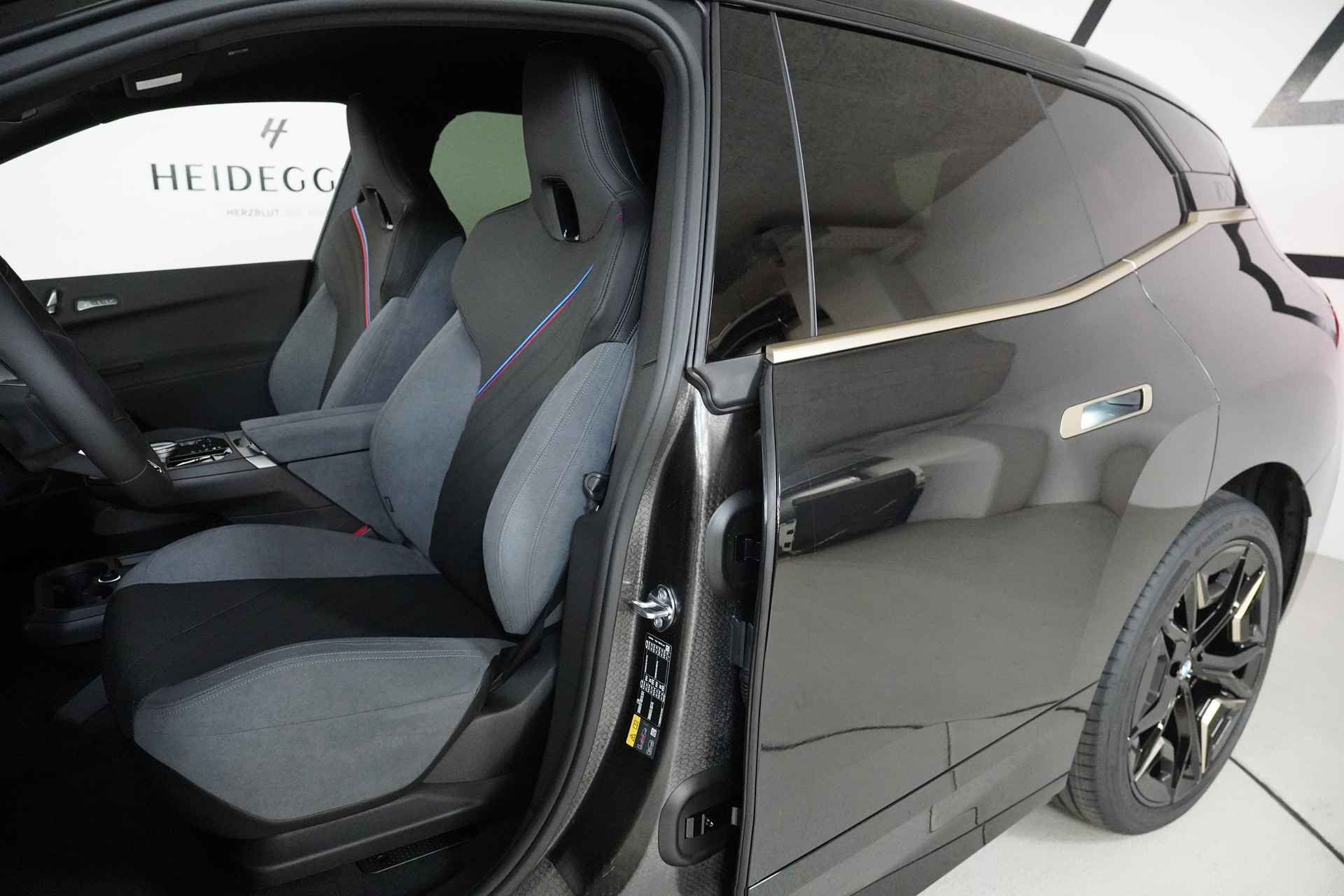BMW iX xDrive60 M Sport - 12