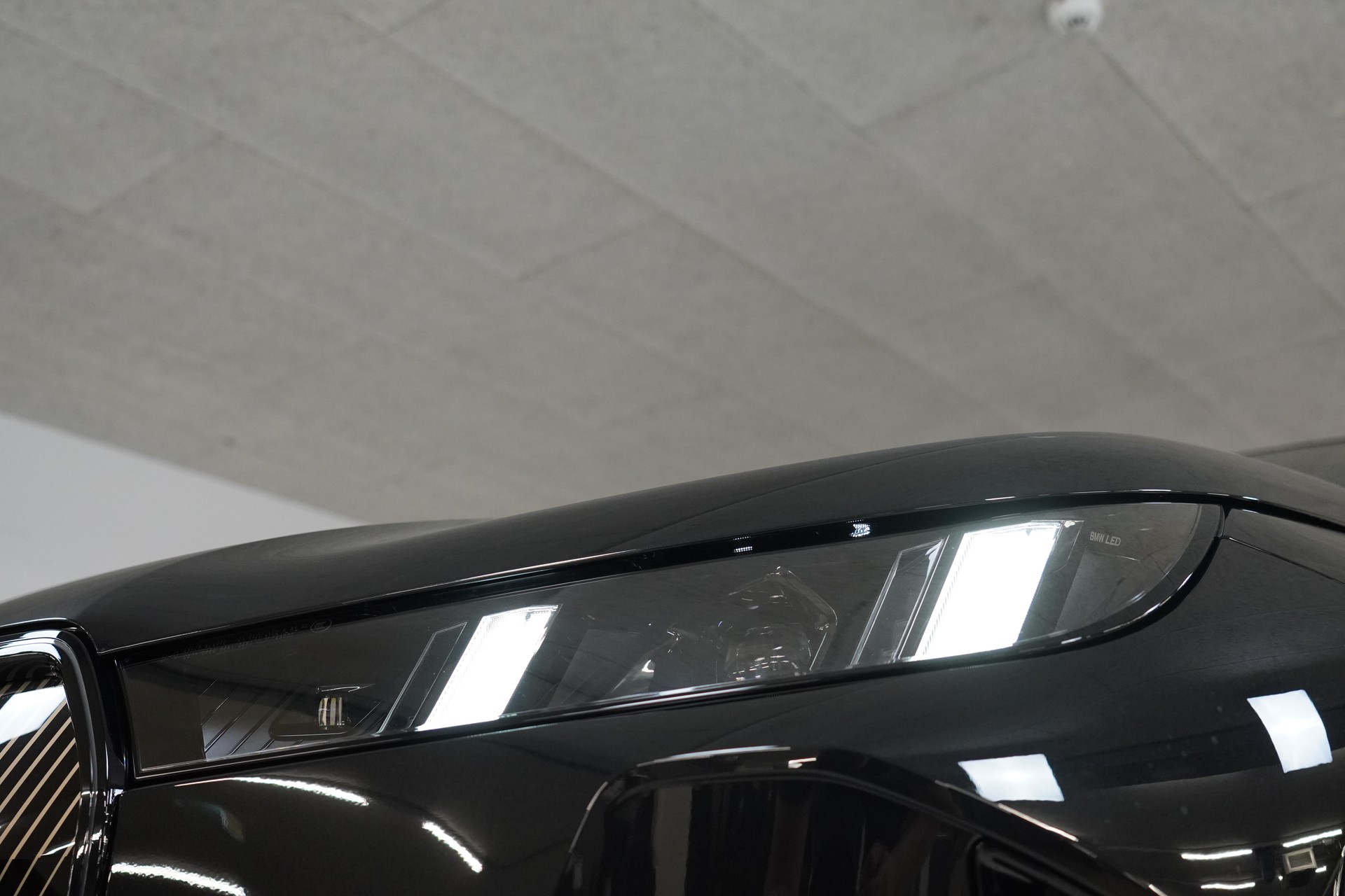 BMW iX xDrive60 M Sport - 9