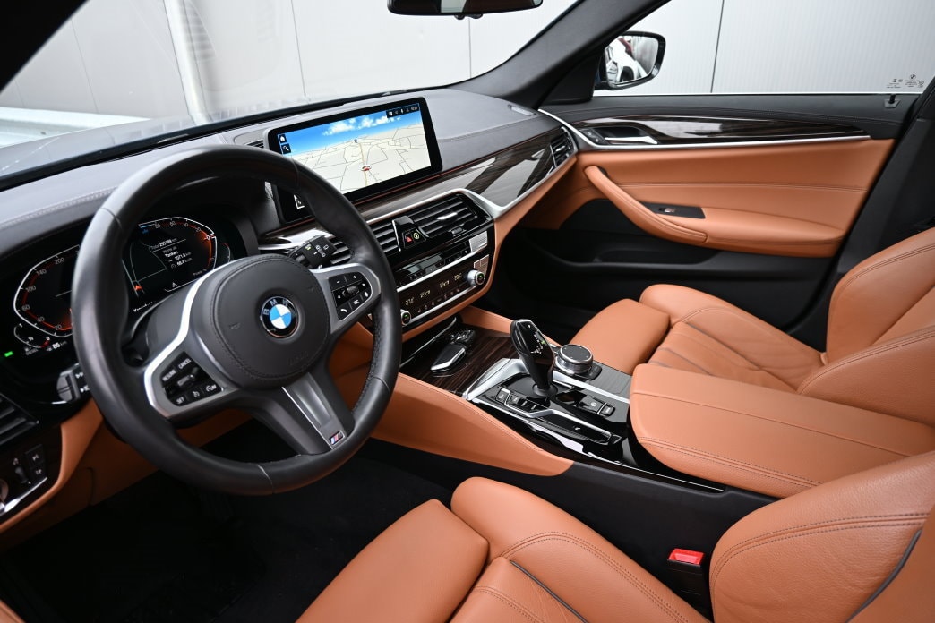 BMW 520d 48V Touring Luxury Line M-Pack Steptronic Facelift - 9