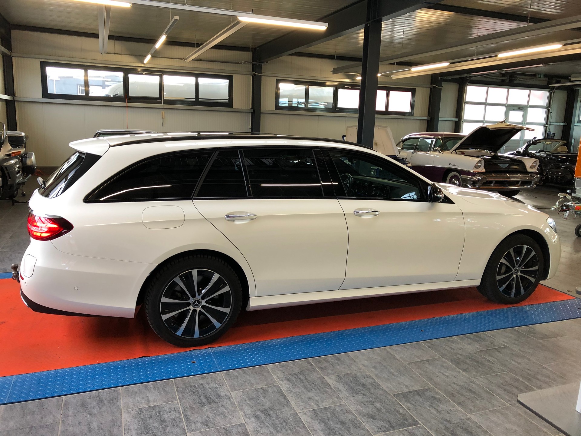 MERCEDES-BENZ E 300 de T 4Matic AMG Line 9G-Tronic - 12