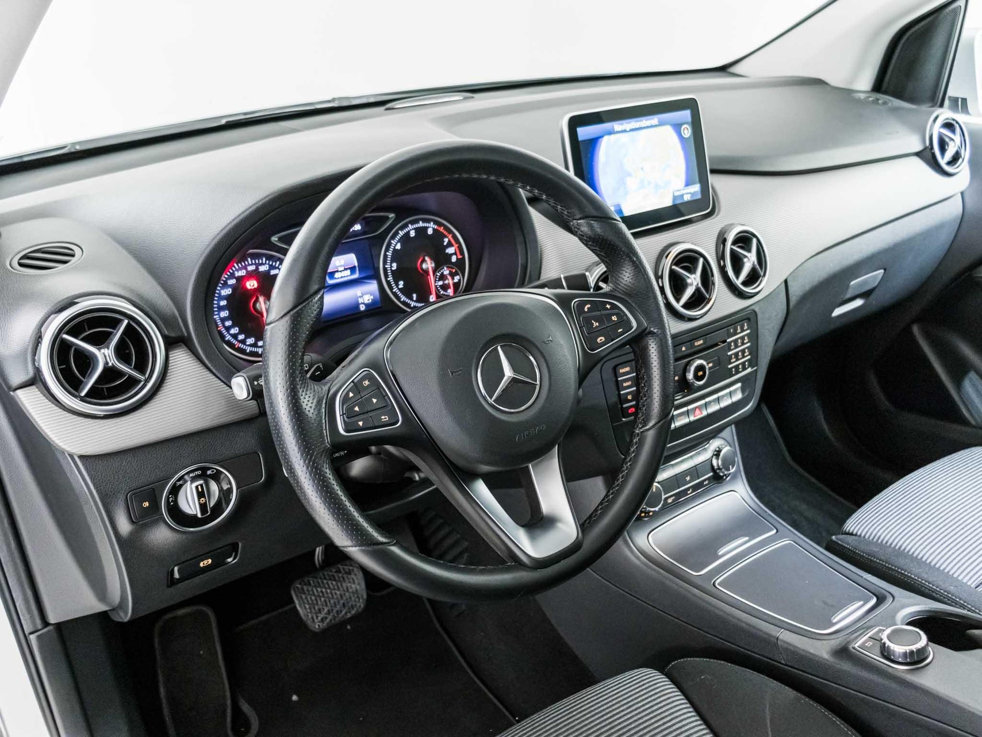 MERCEDES-BENZ B 180 - 9