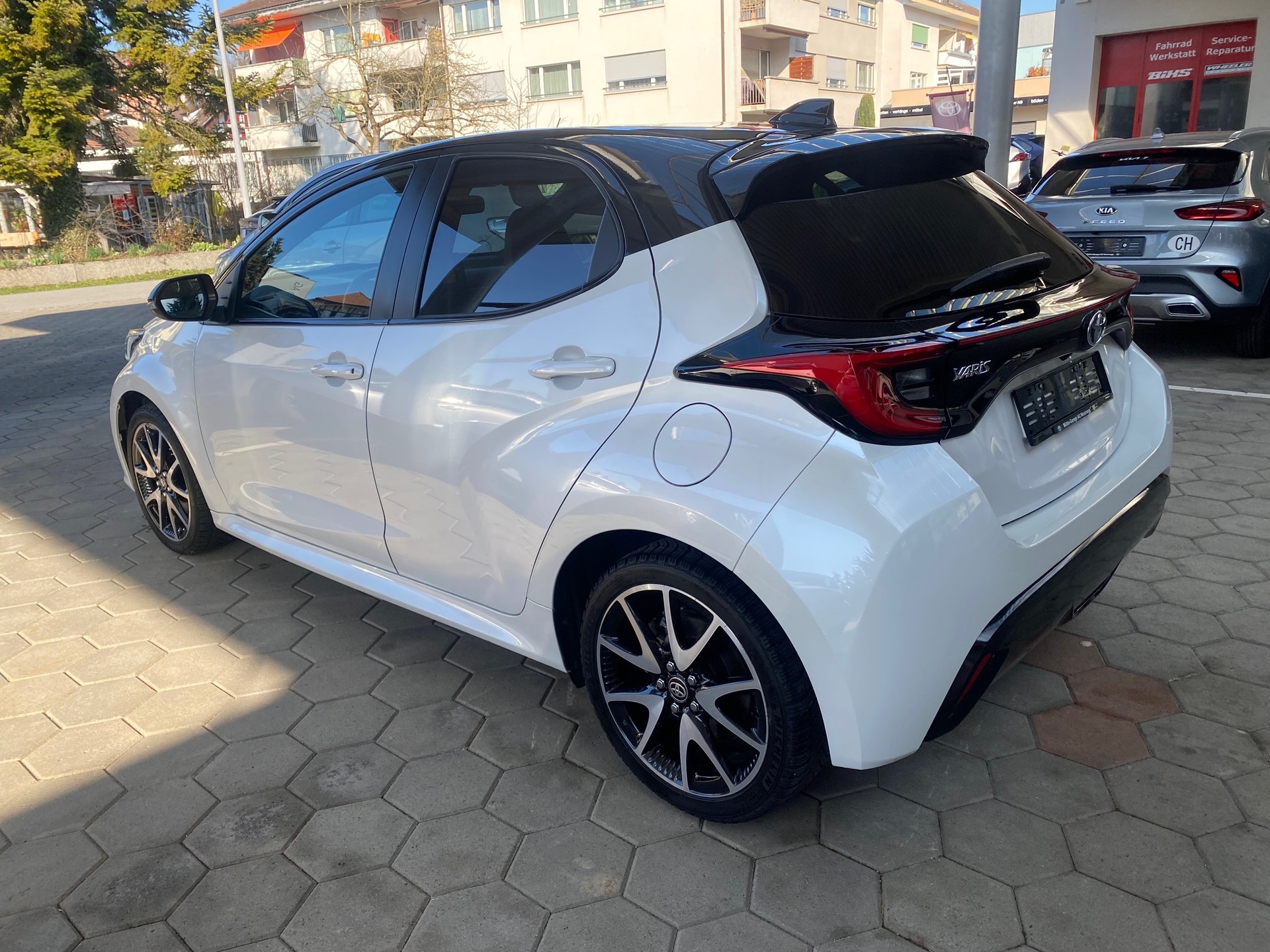 TOYOTA Yaris 1.5 Style e-CVT - 4