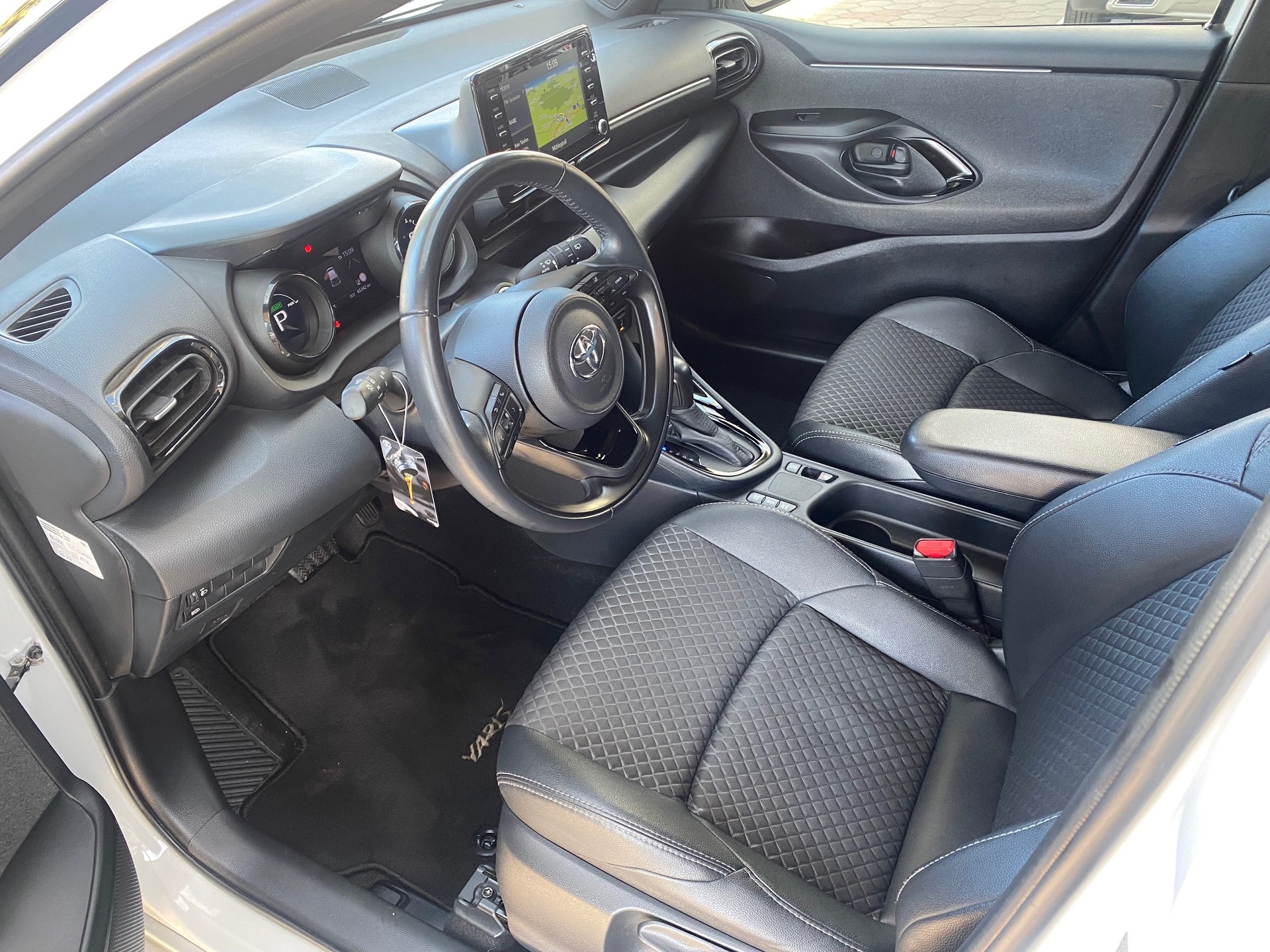 TOYOTA Yaris 1.5 Style e-CVT - 5