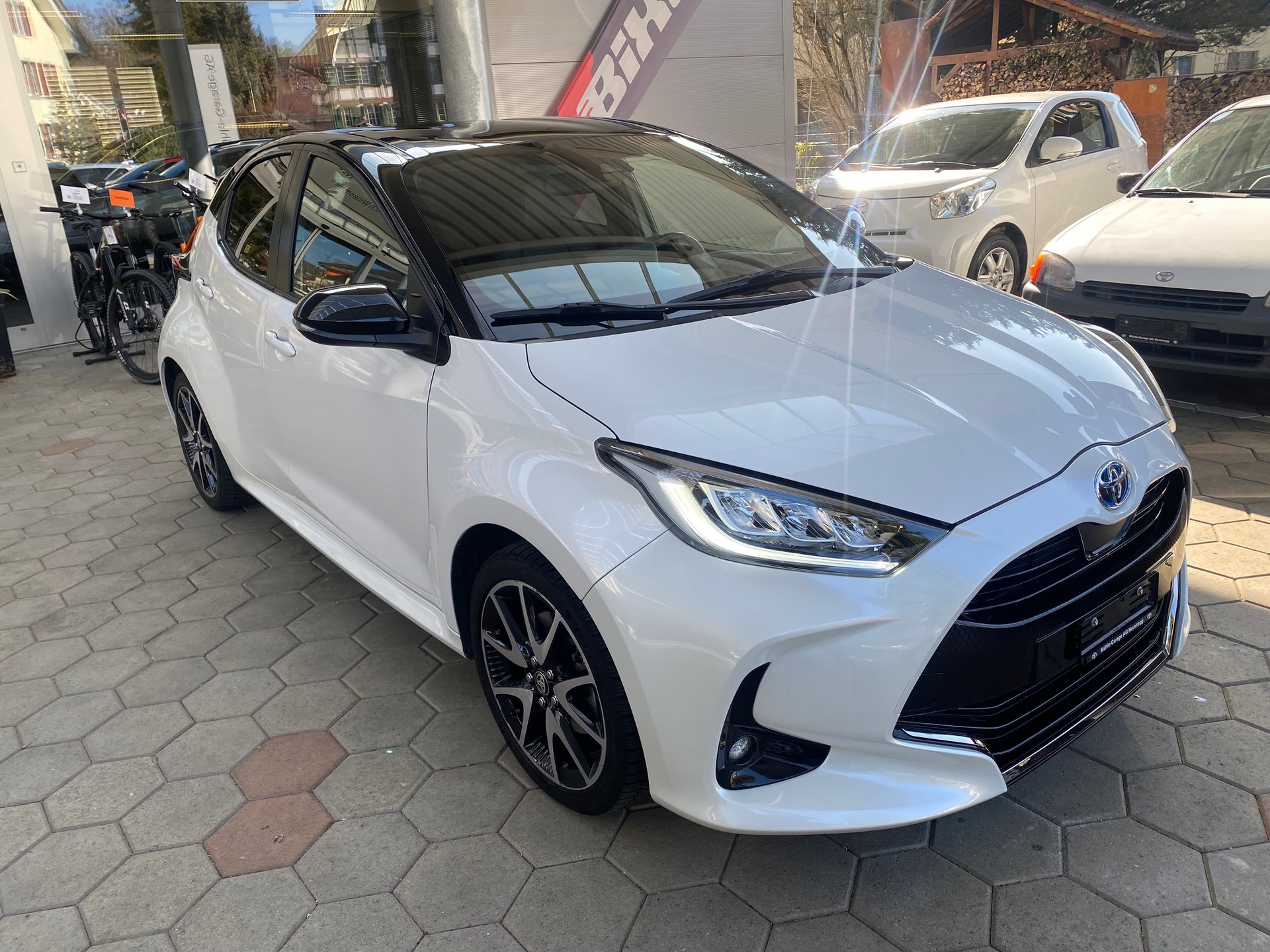 TOYOTA Yaris 1.5 Style e-CVT - 2