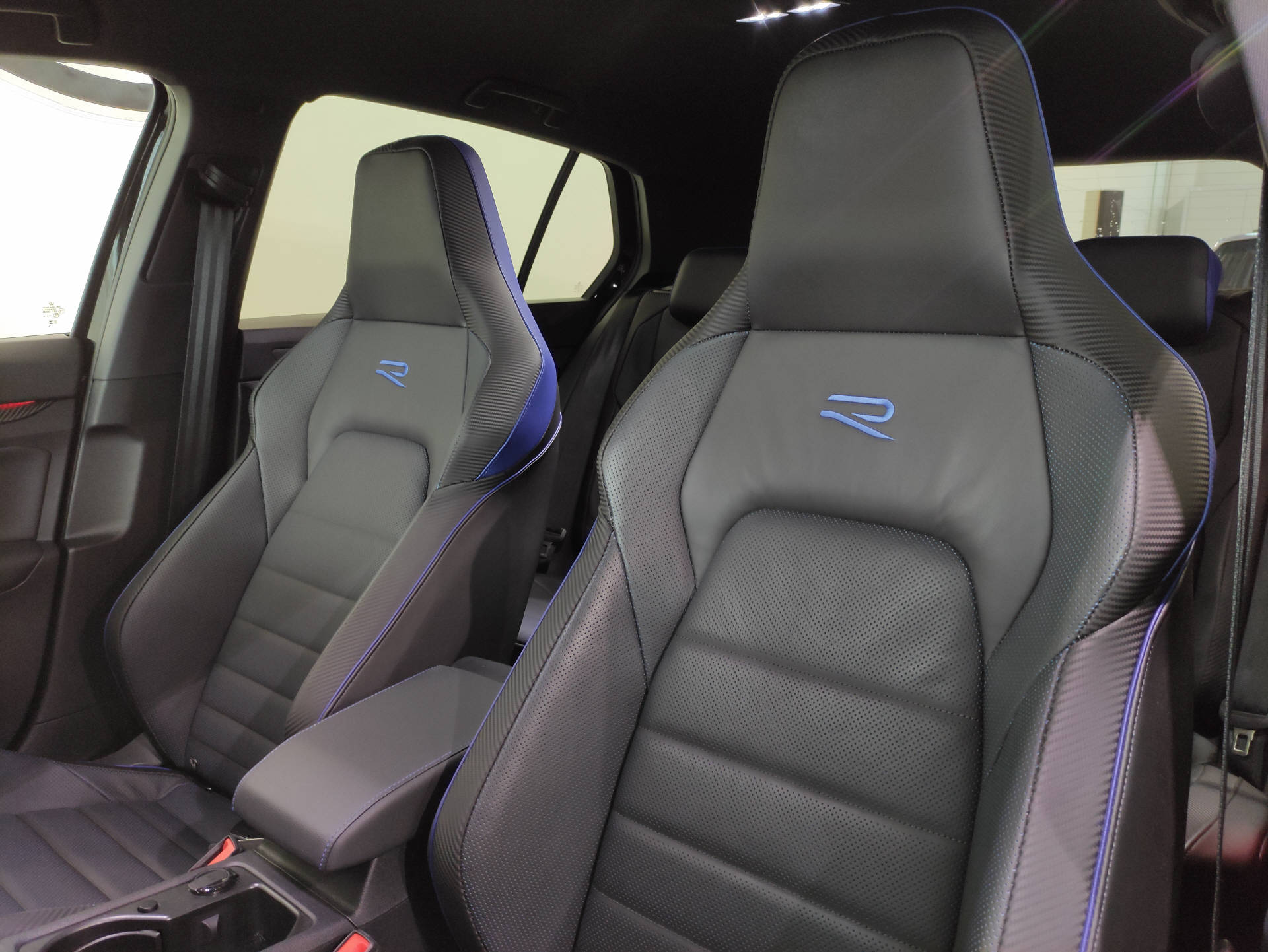 VW Golf VIII 2.0 TSI R Black Edition DSG 4motion - 6