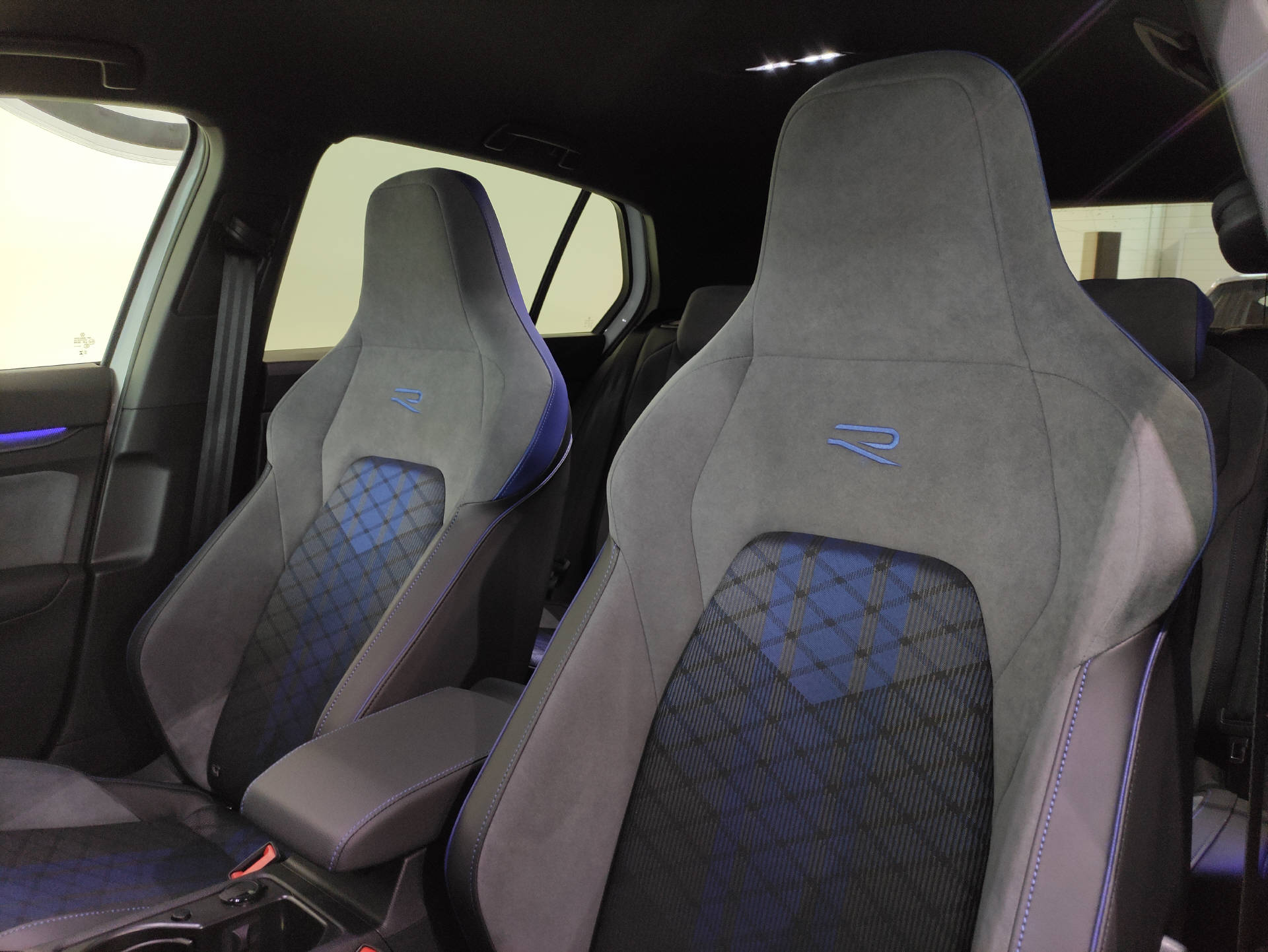 VW Golf VIII 2.0 TSI R Performance DSG 4motion - 5