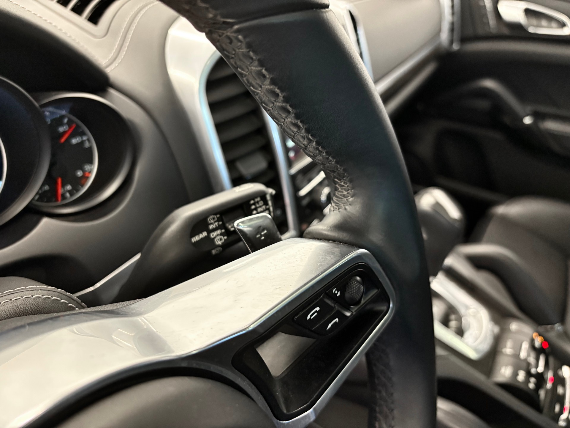 PORSCHE Cayenne GTS "ALL BLACK" - 22